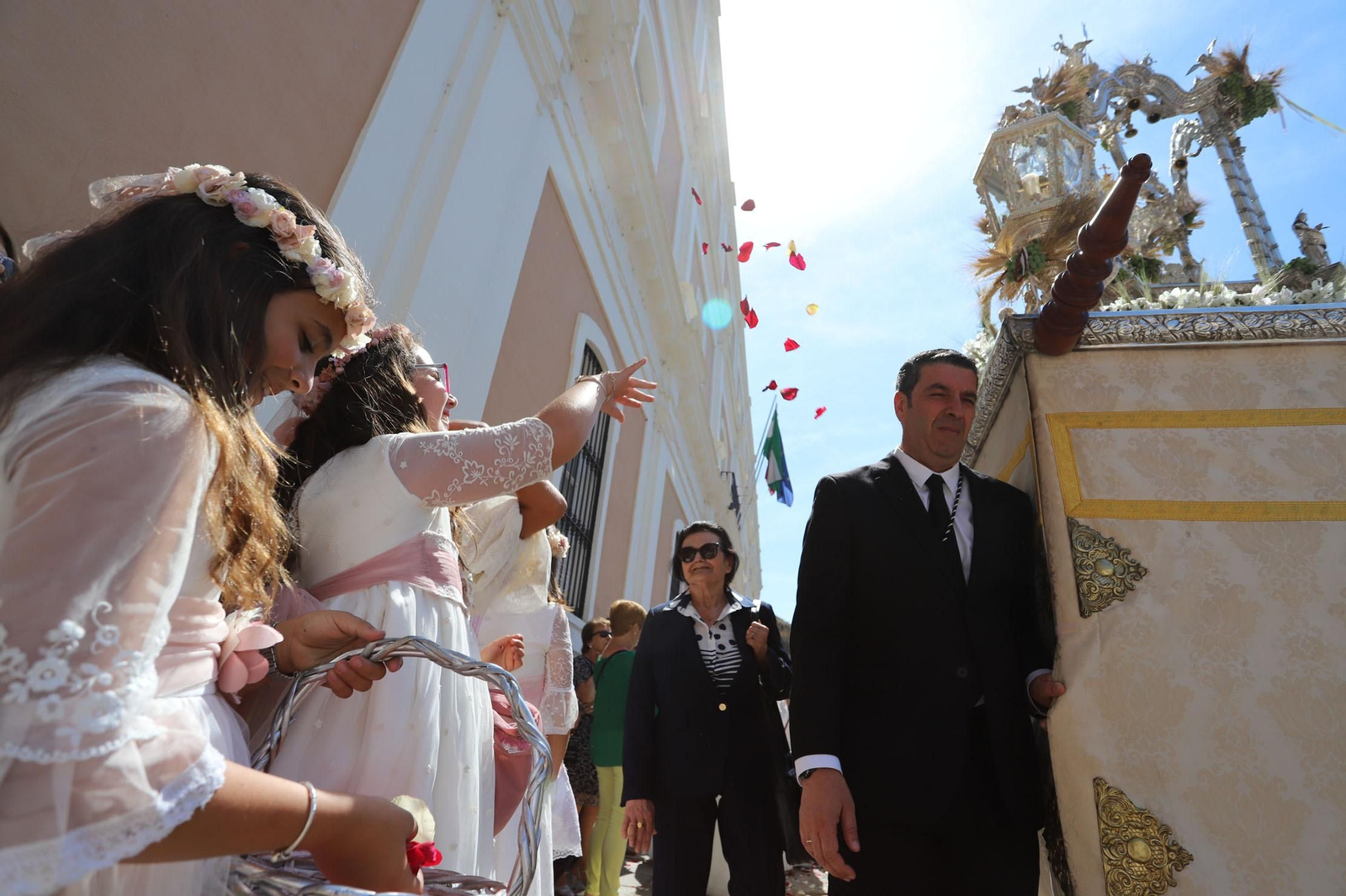 Imágenes del Corpus Christi recorriendo las calles de Huelva