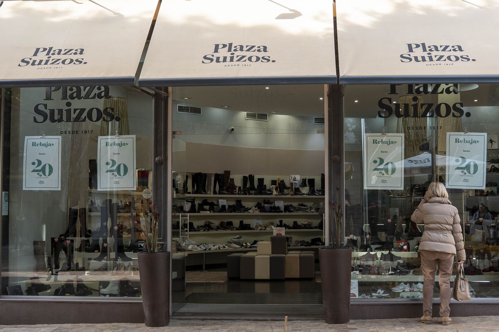 El comienzo de la campaña de rebajas en Almería, en imágenes