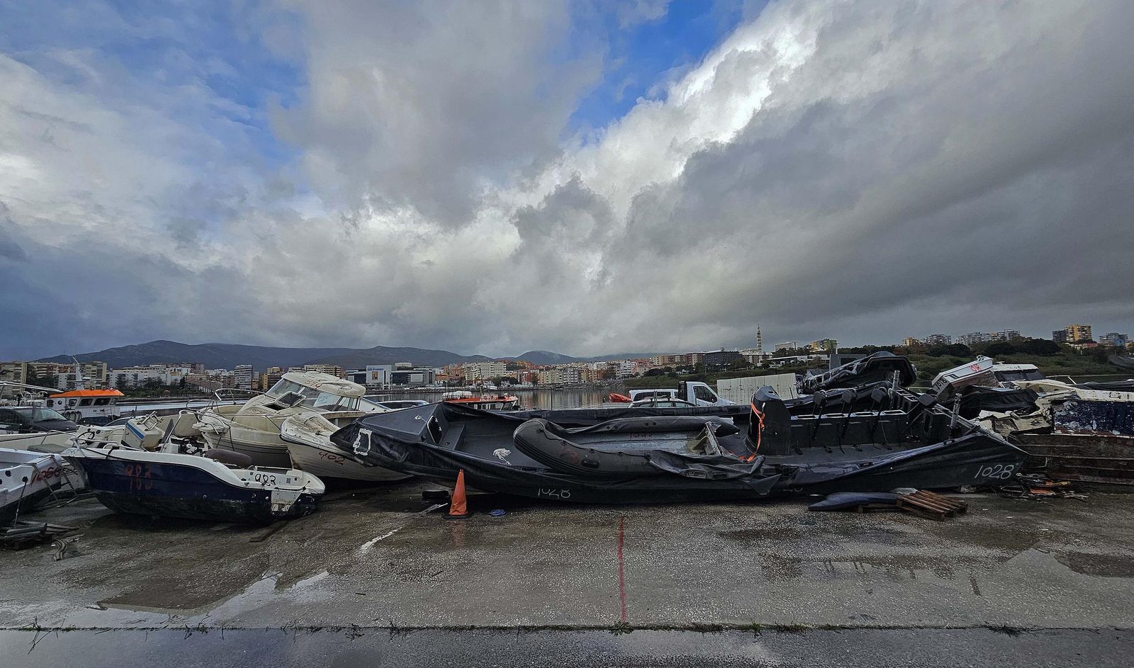Fotos del hacinamiento de narcoembarcaciones requisadas en el Puerto de Algeciras