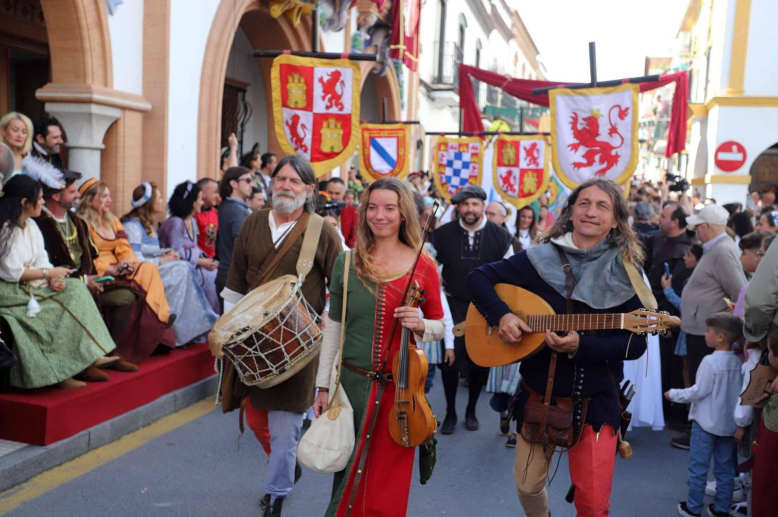 Imágenes del gran ambiente en la Feria Medieval de Palos de la Frontera, Huelva