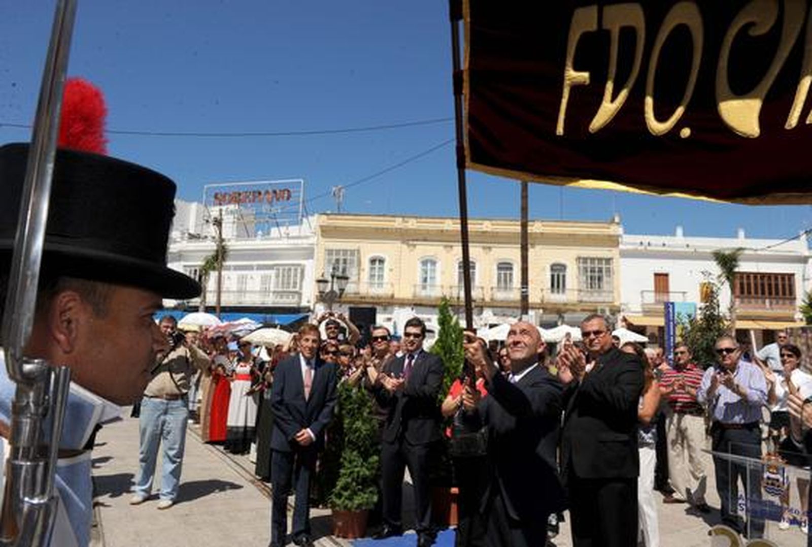 Unas 200 personas participan en el desfile de presentación del pendón de Fernando VII, recuperado para el Diez, ataviados con uniformes históricos.

Foto: Elias Pimentel
