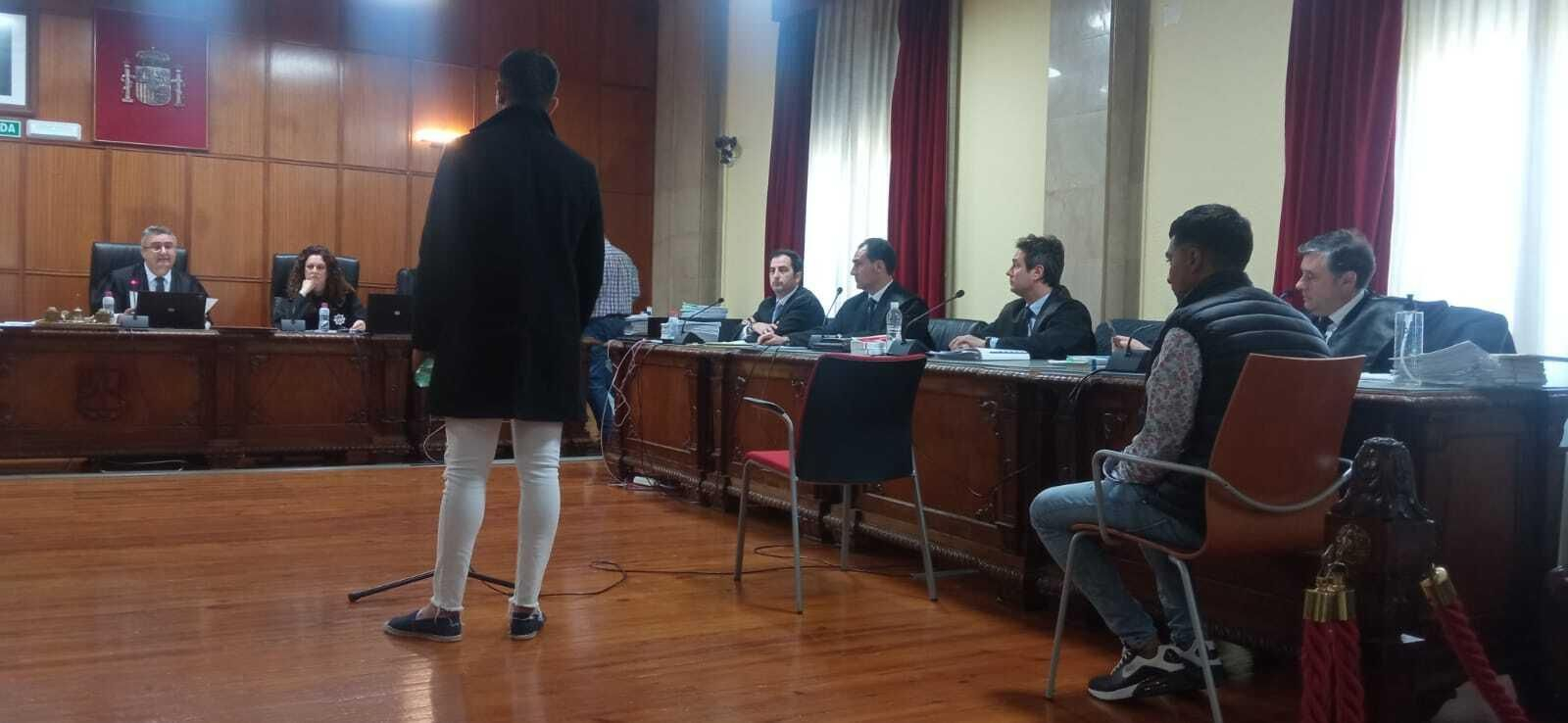 Jesús en su declaración mientras su primo José lo observa sentado a su espalda.