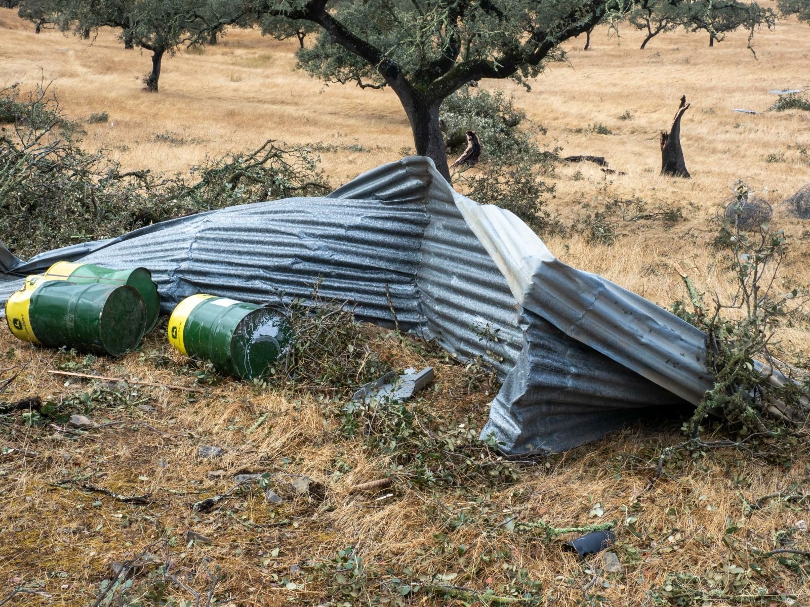 Imágenes de los destrozos provocados por un tornado en Villanueva de los Castillejos