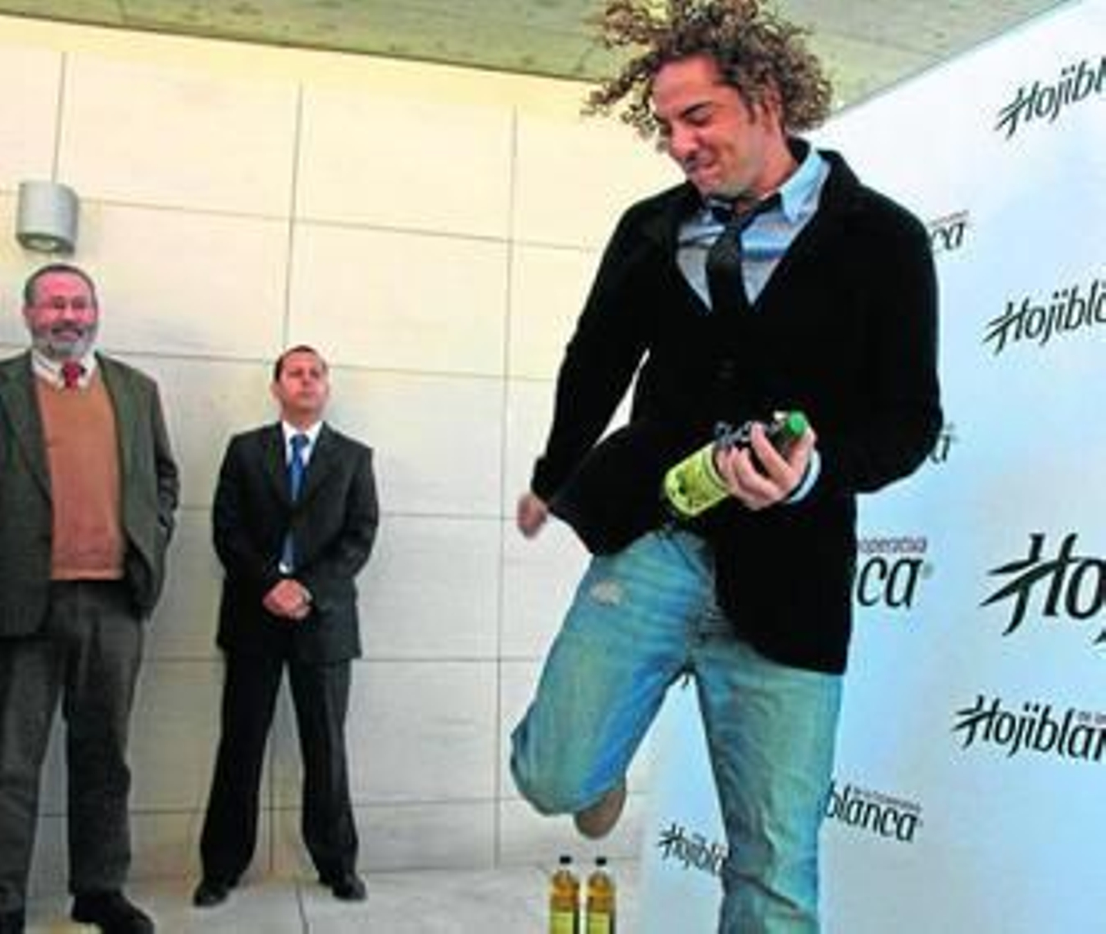 Acto organizado ayer en el que el cantante almeriense fue presentado como imagen de Hojiblanca.