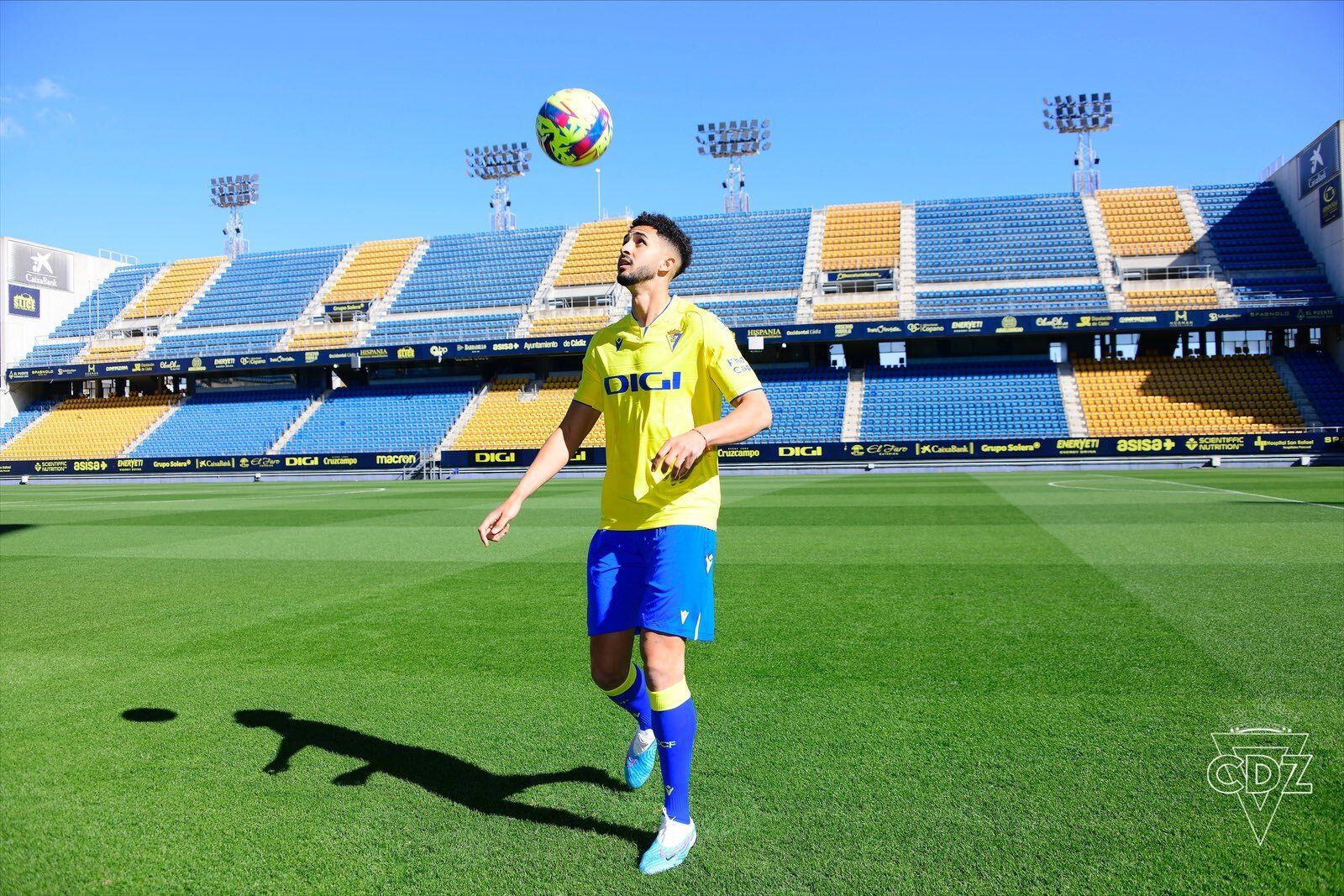 Chris Ramos con el balón en el estadio.