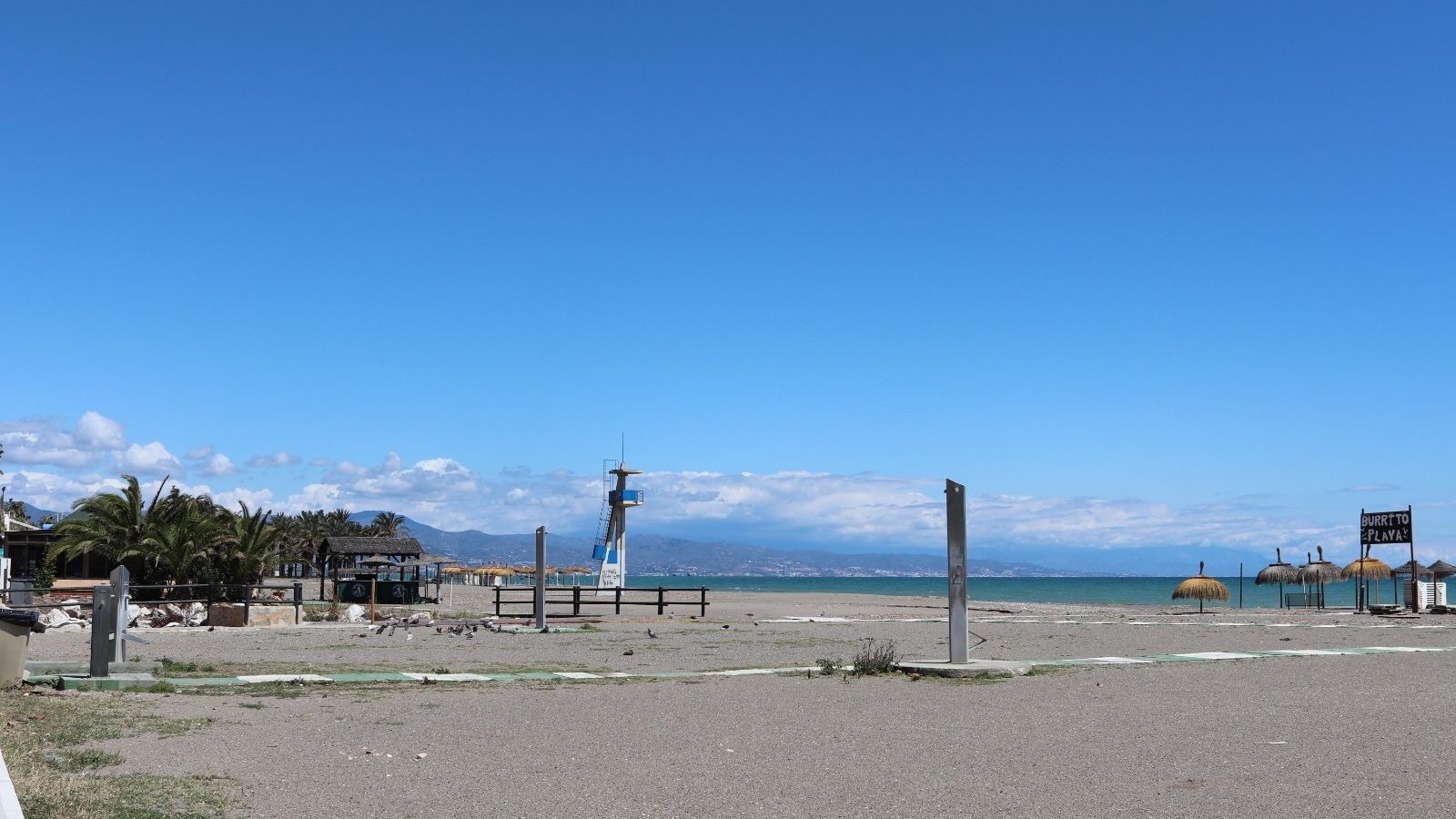 Una playa en la zona este de Torremolinos durante la cuarentena del viernes 3 de abril.