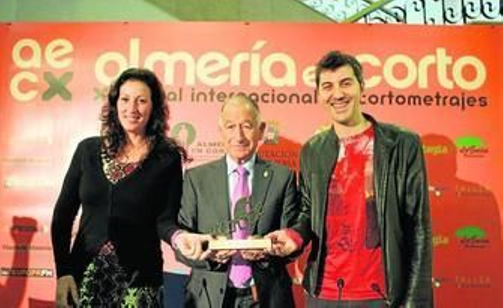 Gabriel Amat, presidente de la Diputación, junto a la diputada María Vázquez y el director del Festival, Óscar de Julián.