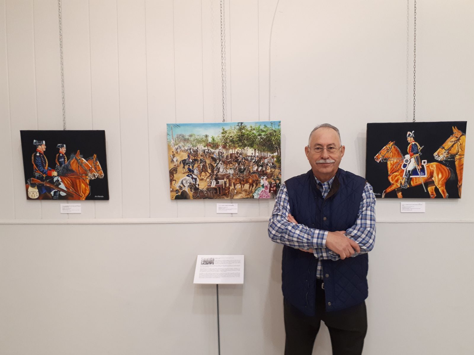 El pintor José Luis Meléndez García en la sala de exposicones.