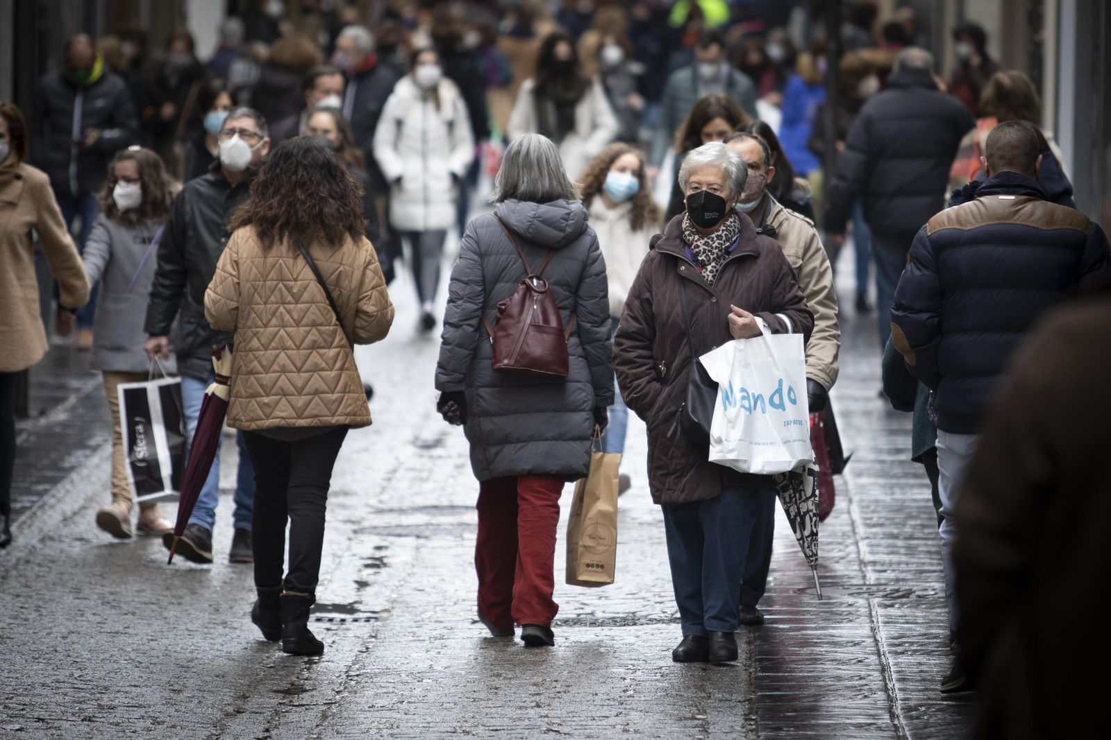 El mal tiempo y el temor a la tercera ola marcan el arranque de las rebajas