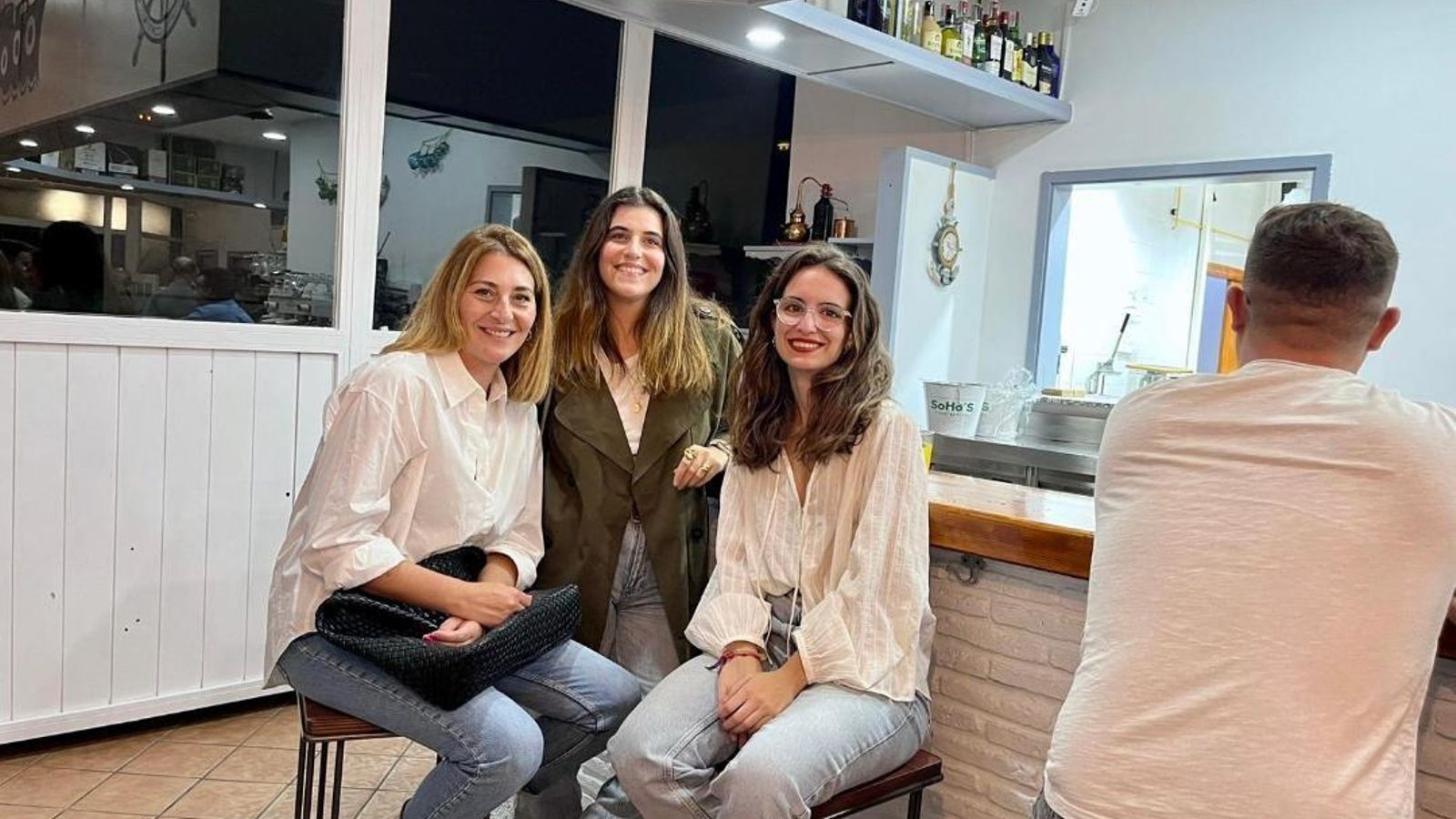 Esther Bollulos, Paula Lores y Marta Cortés, durante la inauguración del nuevo local. Esther Bollulos, Paula Lores y Marta Cortés, durante la inauguración del nuevo local.