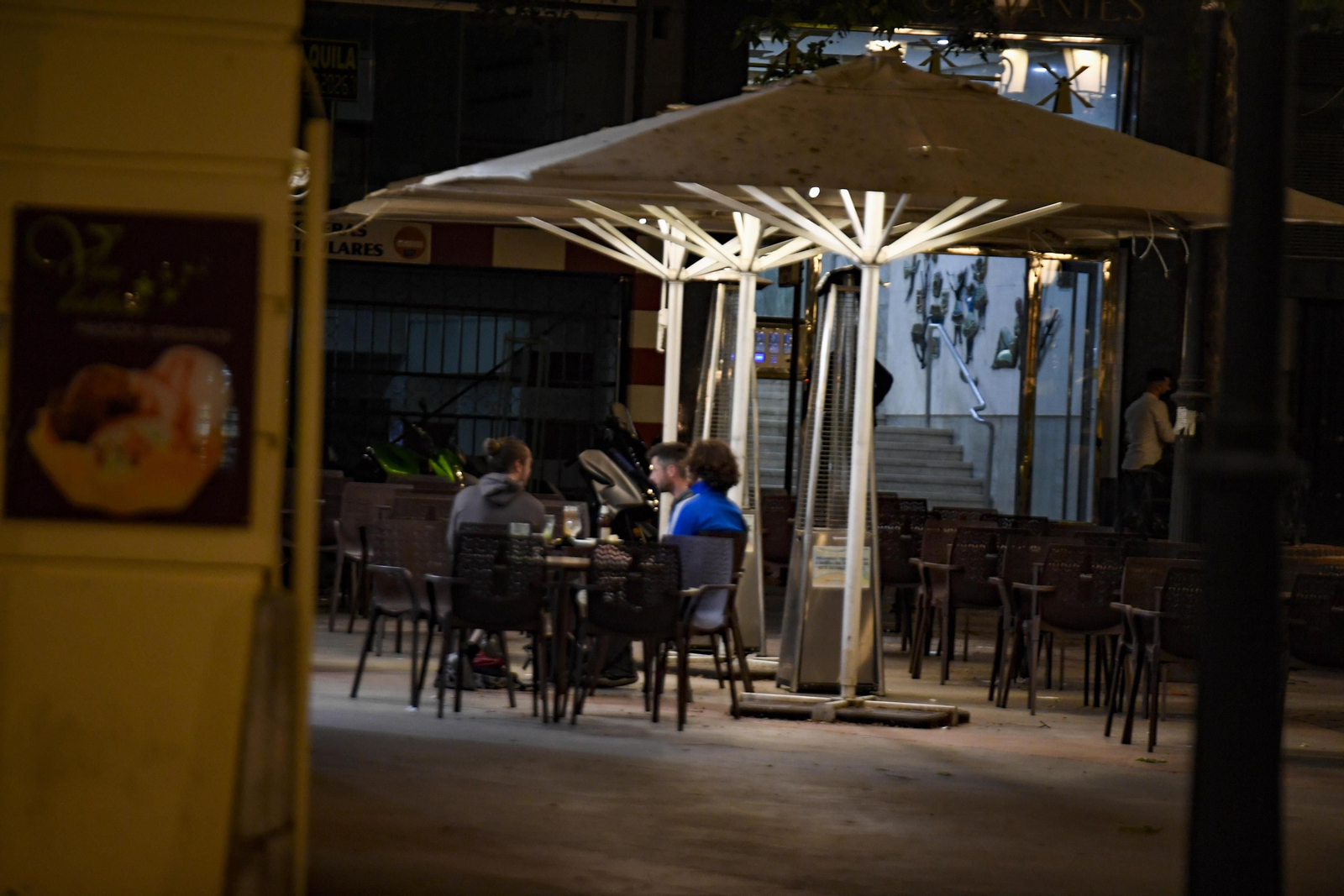 La Junta 'anula' el toque de queda el sábado: los granadinos podrán ir del bar a la discoteca