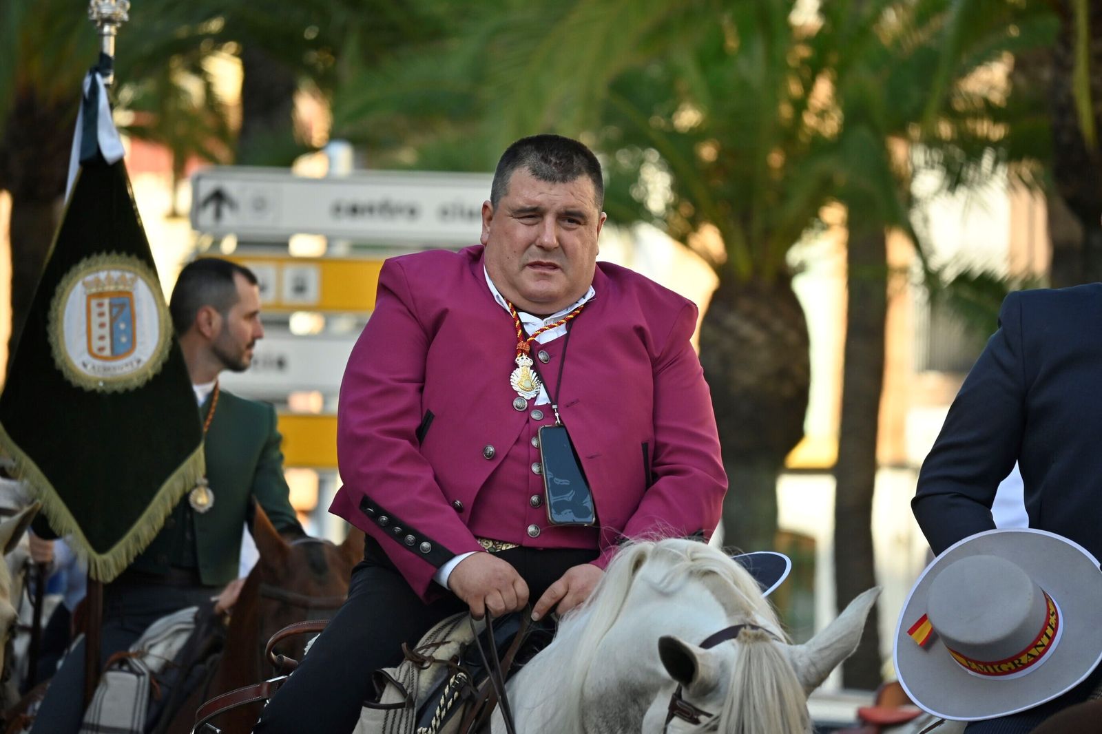 Imágenes de los peregrinos de la Hermandad de Emigrantes en su salida por las calles de Huelva
