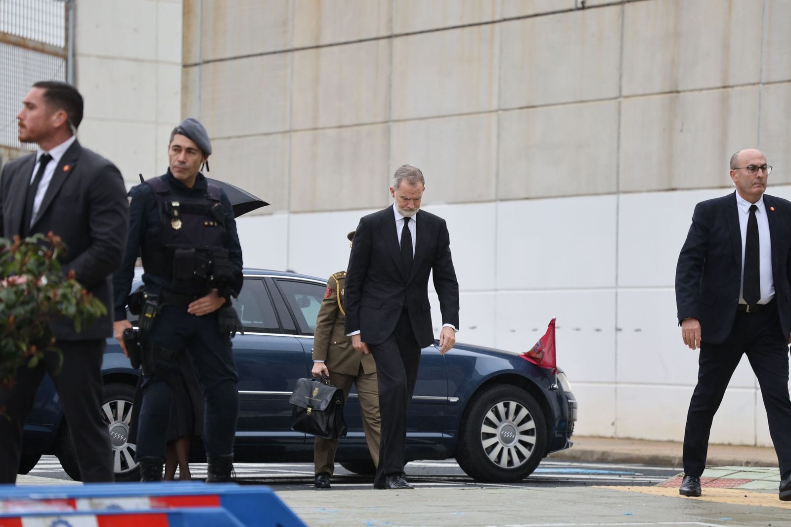 Fotografías de la llegada de los reyes Felipe VI y Doña Letizia al funeral por las víctimas de Adamuz en Huelva