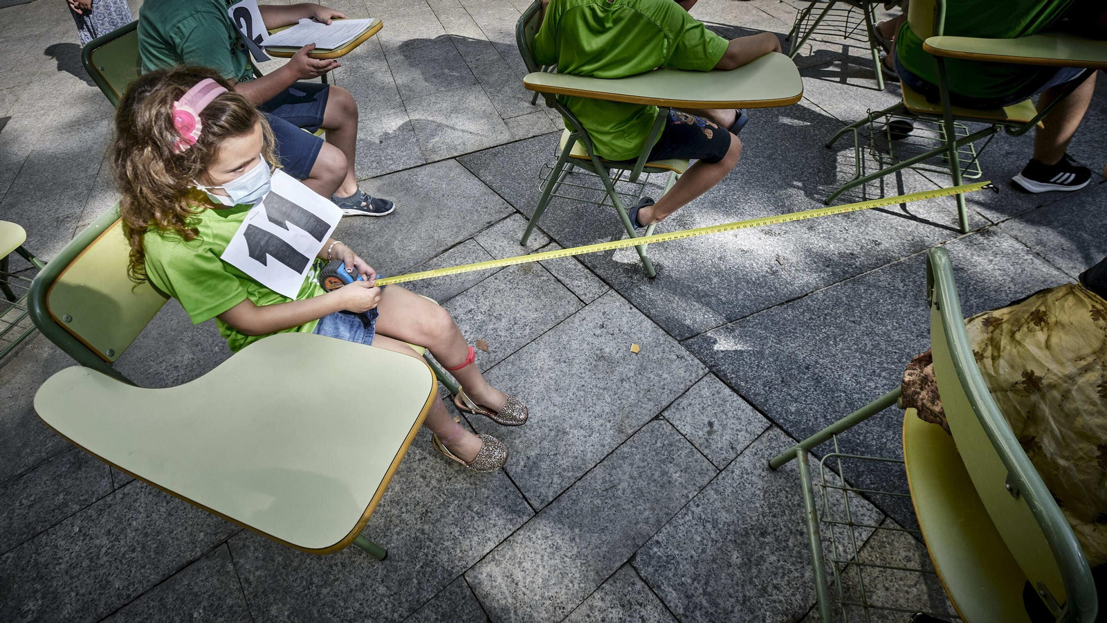Aula escolar instalada en la plaza de Mina para intentar demostrar que si no se disminuye la ratio, no se cumple la distancia de seguridad entre los alumnos