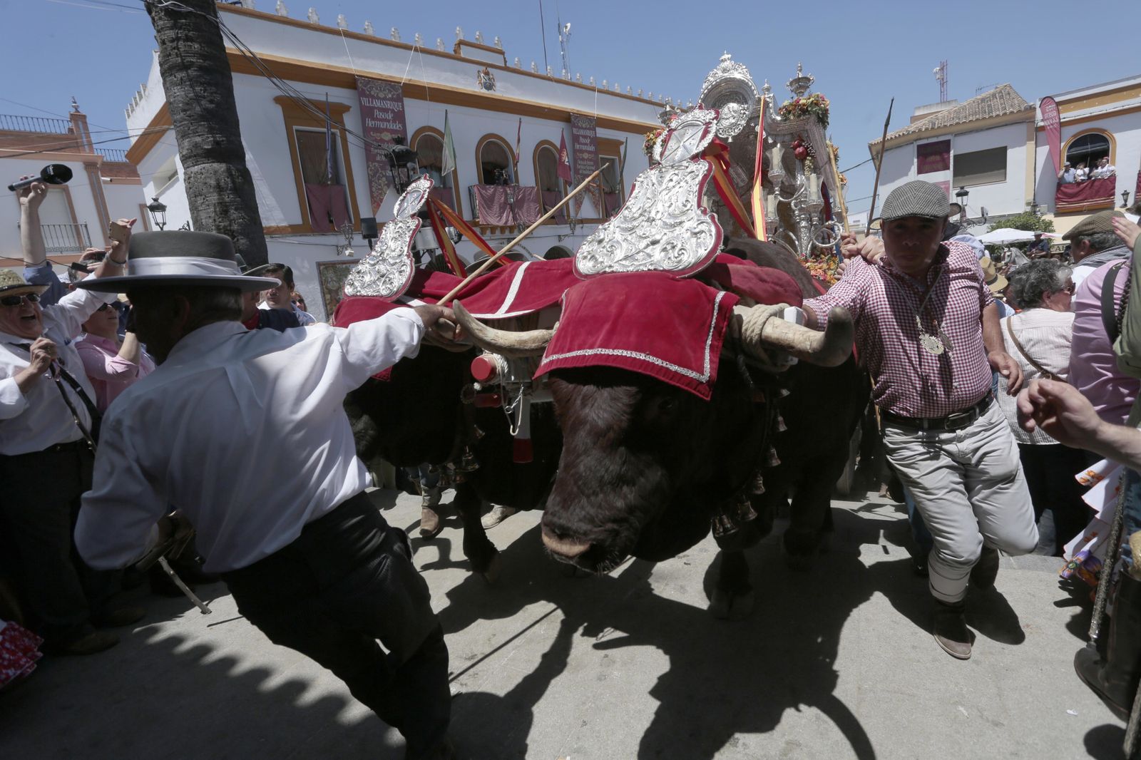 Paso de las hermandades por Villamanrique