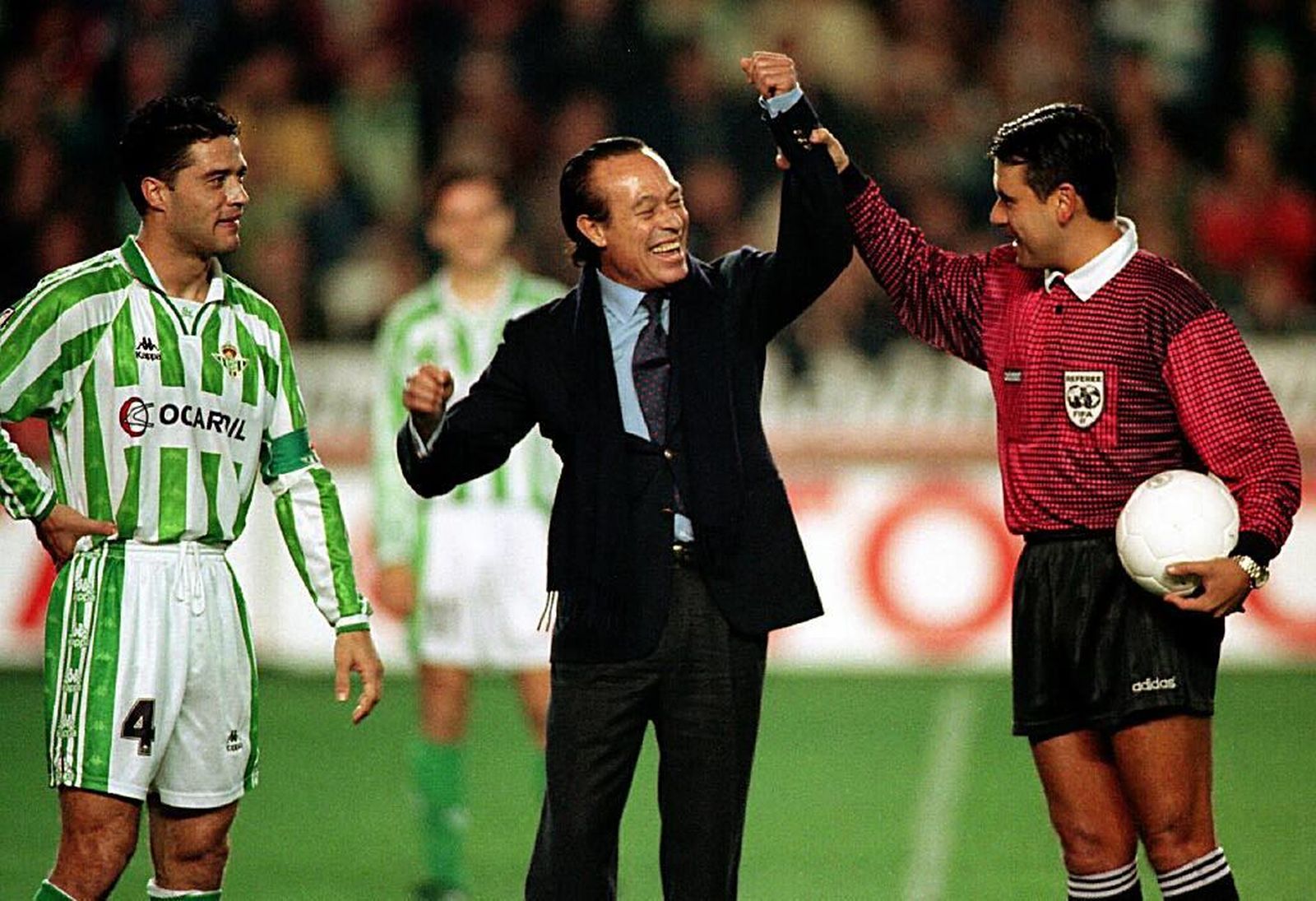 Ureña, del Betis, Curro Romero el torero, y Brito Arceo en un partido de los 90