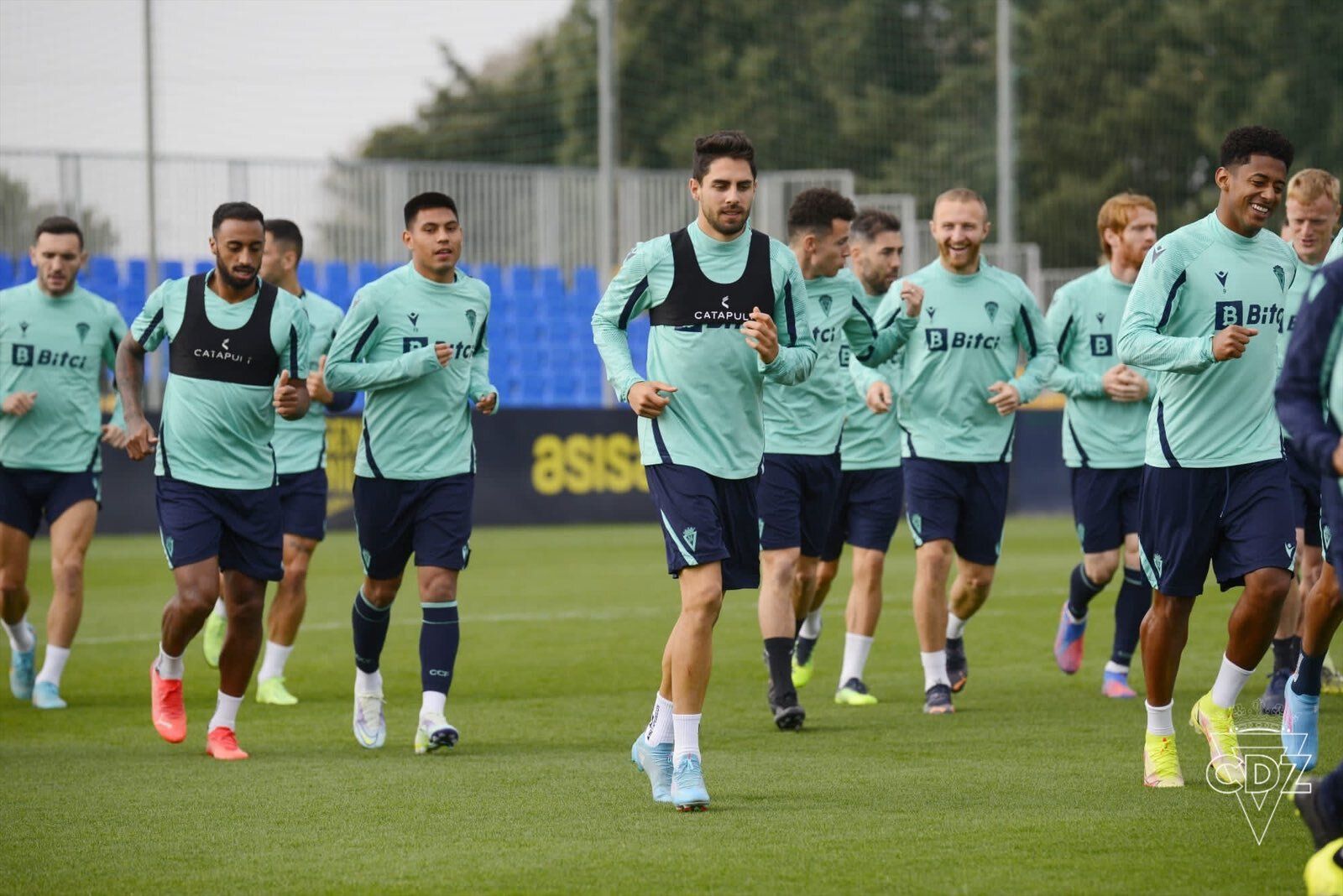 Jugadores del Cádiz hacen carrera continua en un entrenamiento.
