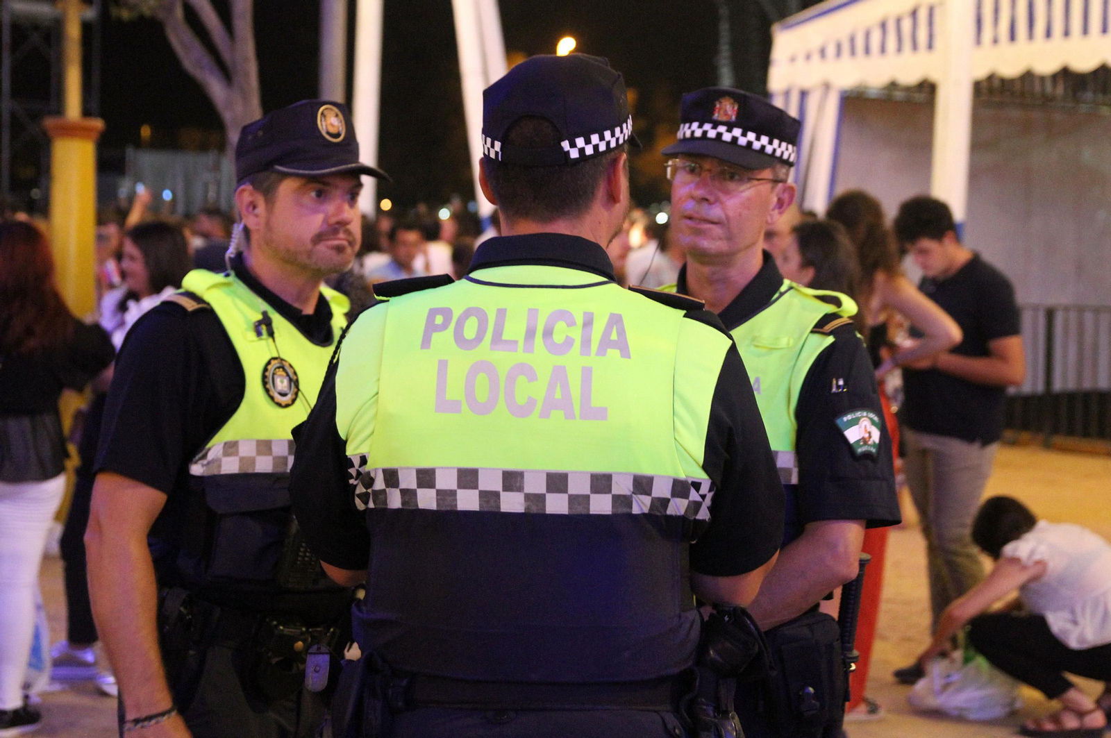 Varios agentes de la Policía Local de Huelva durante un servicio.