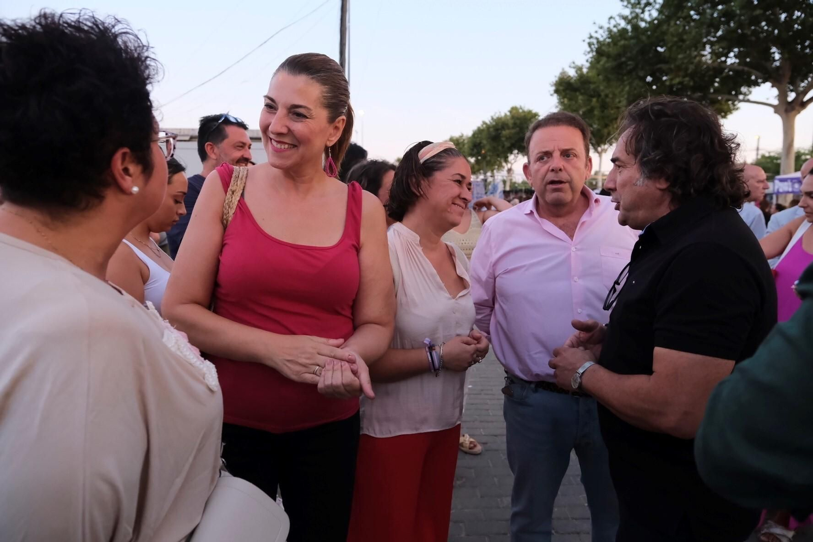 Los ambulantes celebran el primer mercadillo nocturno de El Arenal, en imágenes