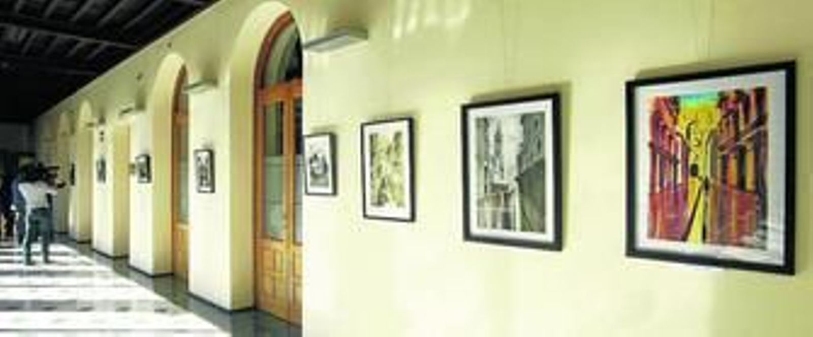 En los pasillos de La Normal también se muestran rincones de Granada.