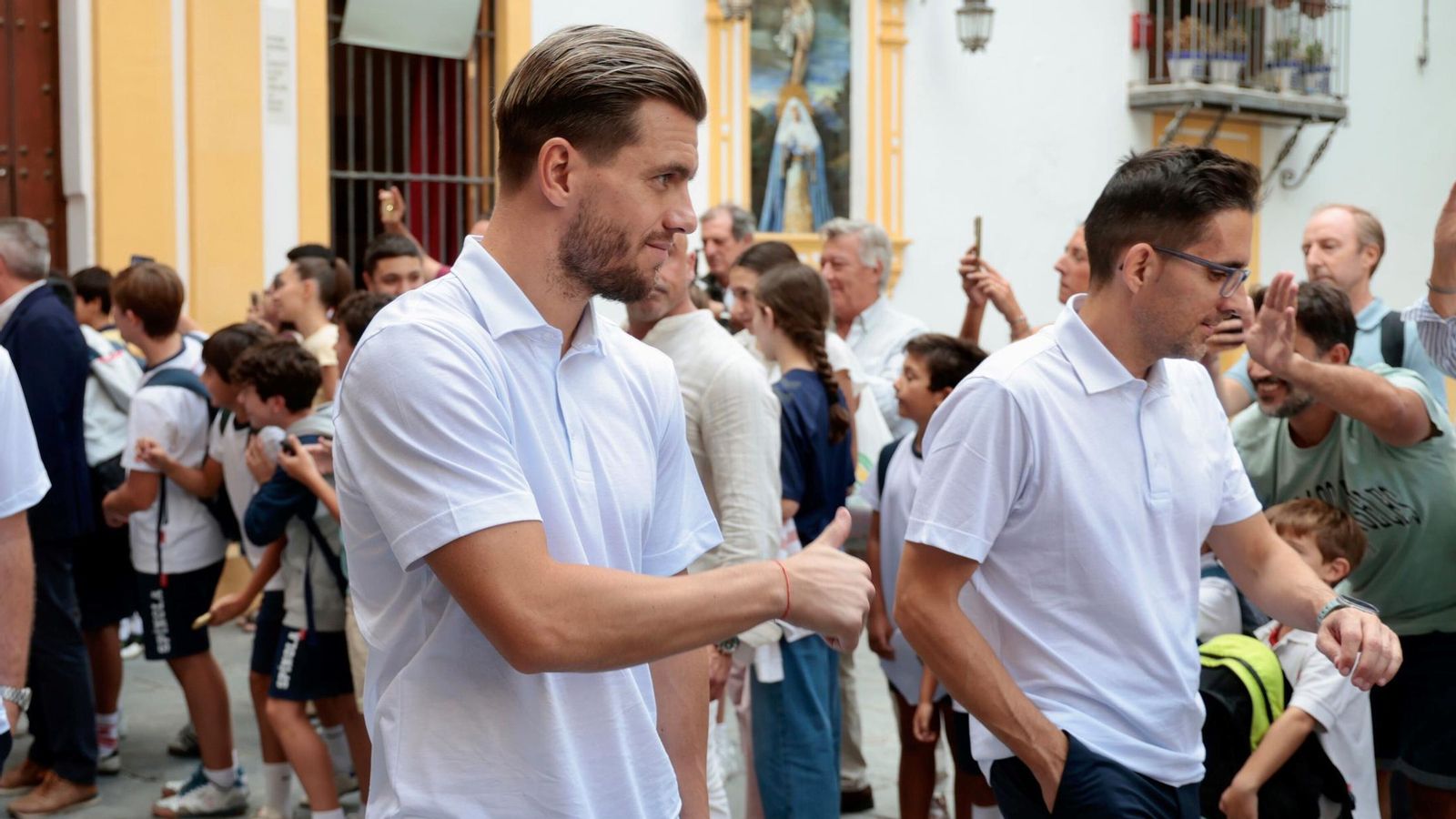Lo Celso saluda a los béticos a la salida de la capilla del Museo.