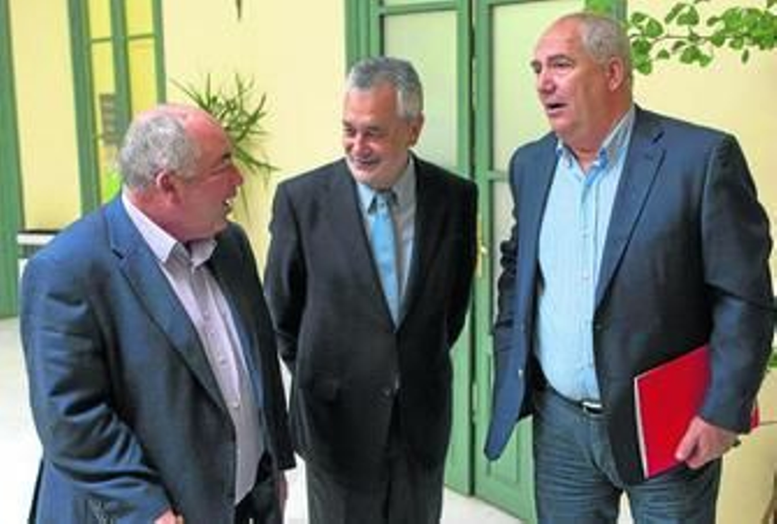 El secretario general del PSOE-A y presidente de la Junta en funciones, José Antonio Griñán, ayer con los líderes de CCOO y UGT Andalucía.