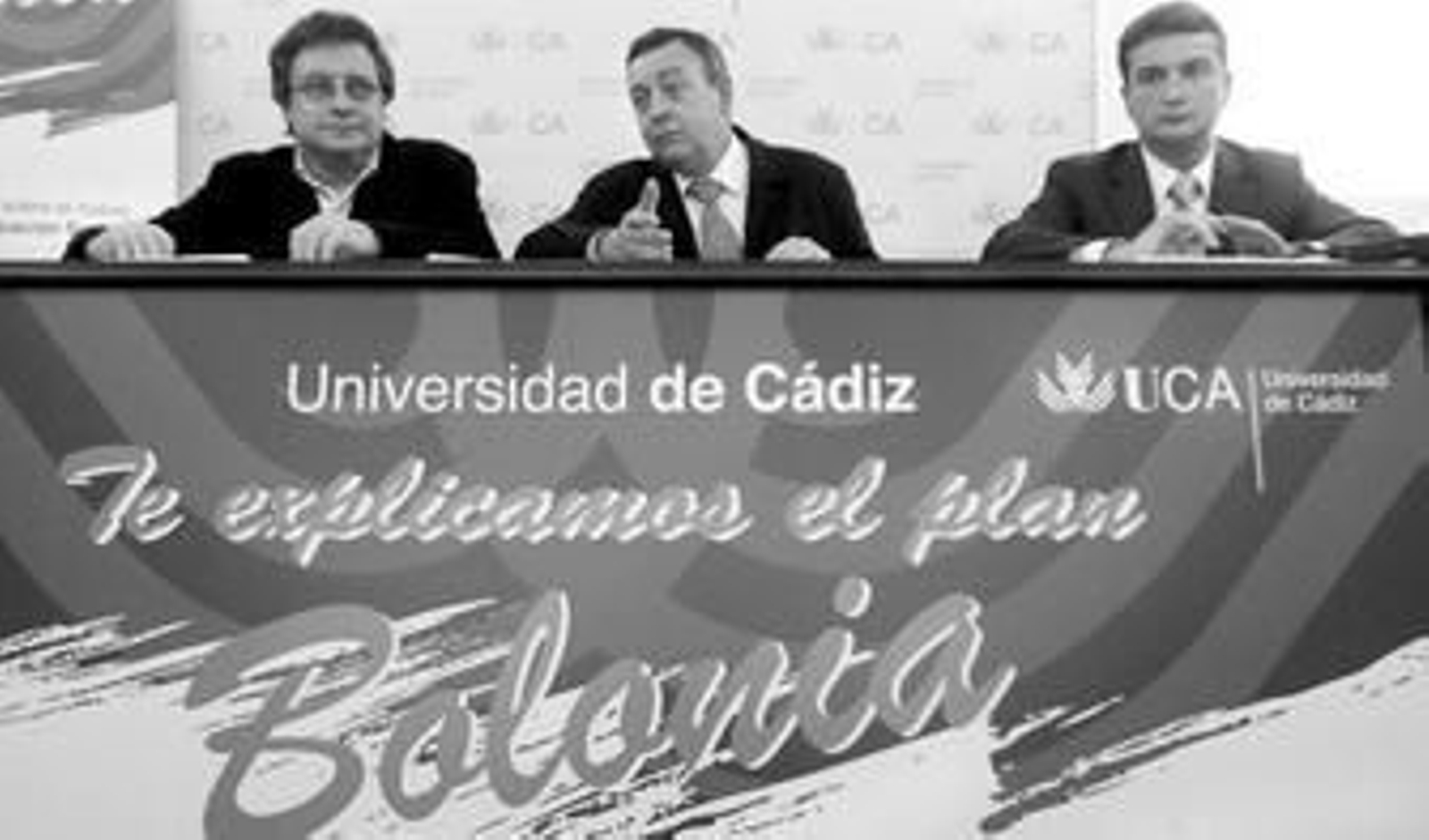 Diego Sales (en el centro) presentó ayer una campaña informativa sobre el Plan Bolonia.