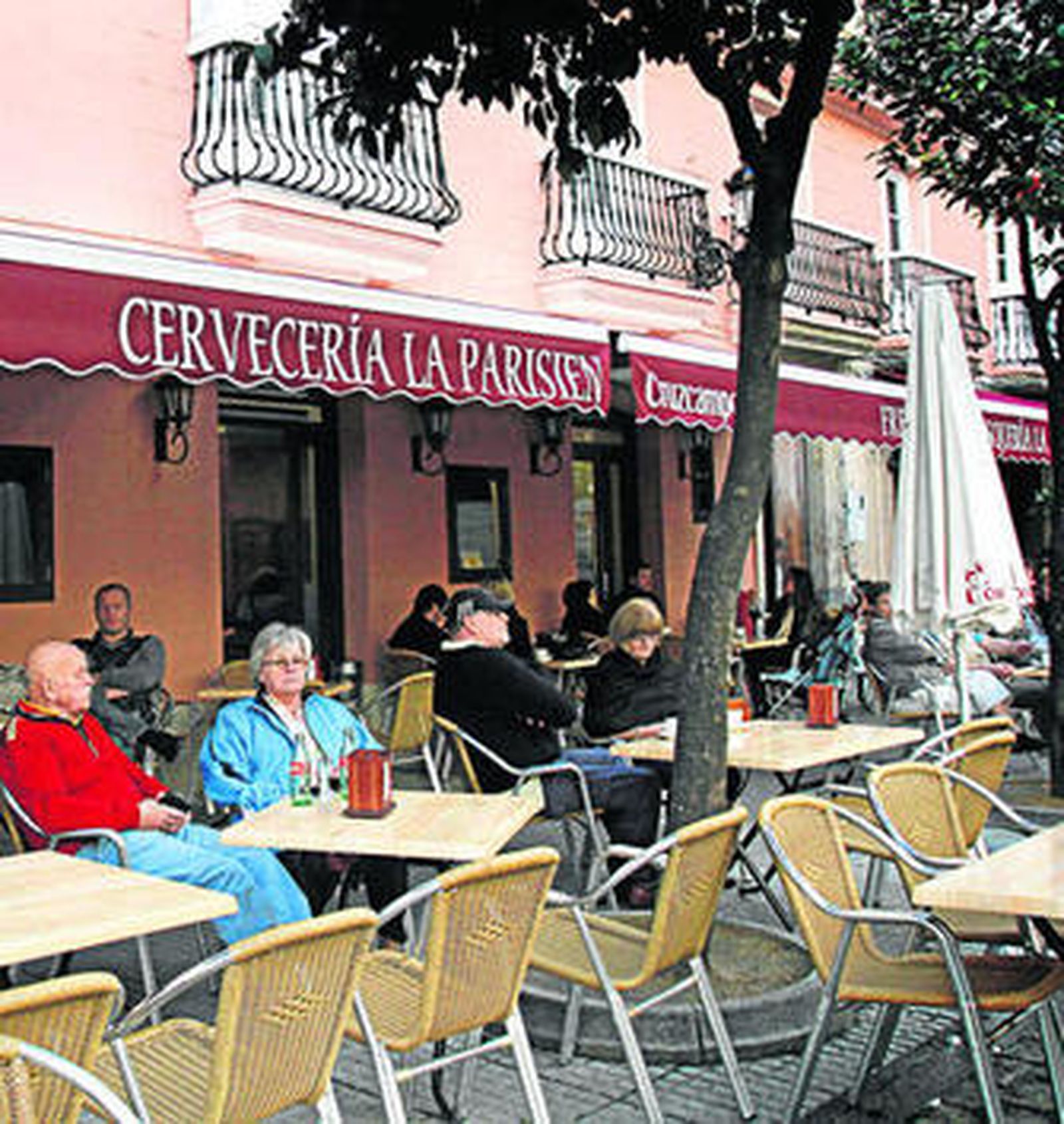 Clientes de la nueva La Parisién en su terraza, una de las más concurridas de la ciudad.
