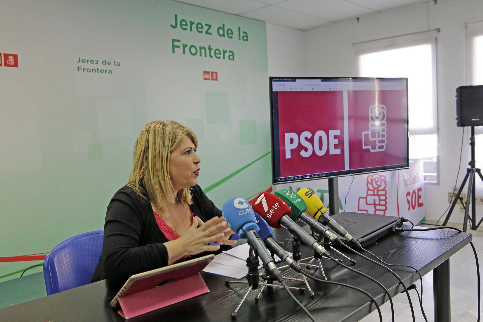 La alcaldesa y secretaria local del PSOE, Mamen Sánchez, durante una rueda de prensa. La alcaldesa y secretaria local del PSOE, Mamen Sánchez, durante una rueda de prensa.