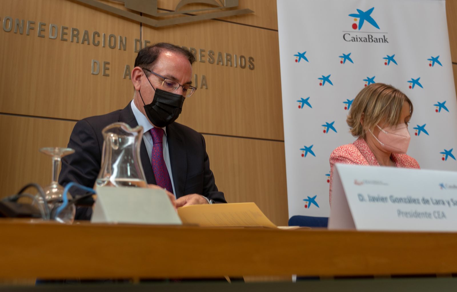 Javier González de Lara y María Jesús Catalá suscriben el acuerdo entre CEA y Caixabank.