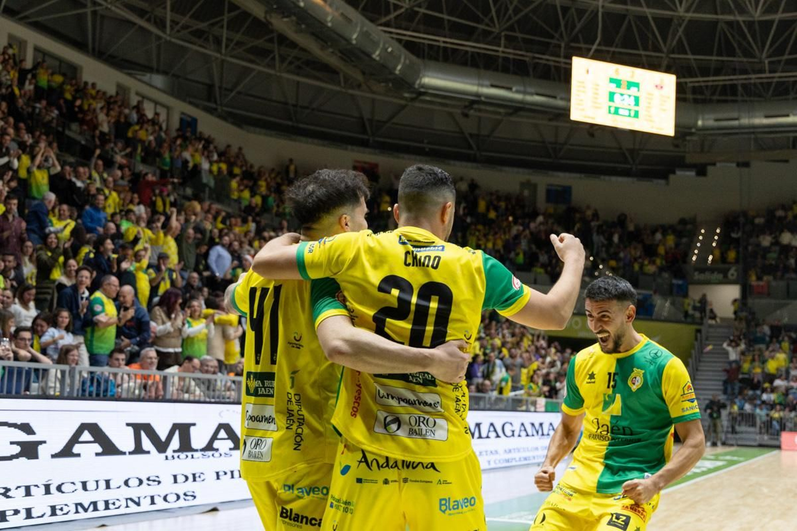 La fiesta amarilla en la goleada del Jaén FS al Barça, en imágenes