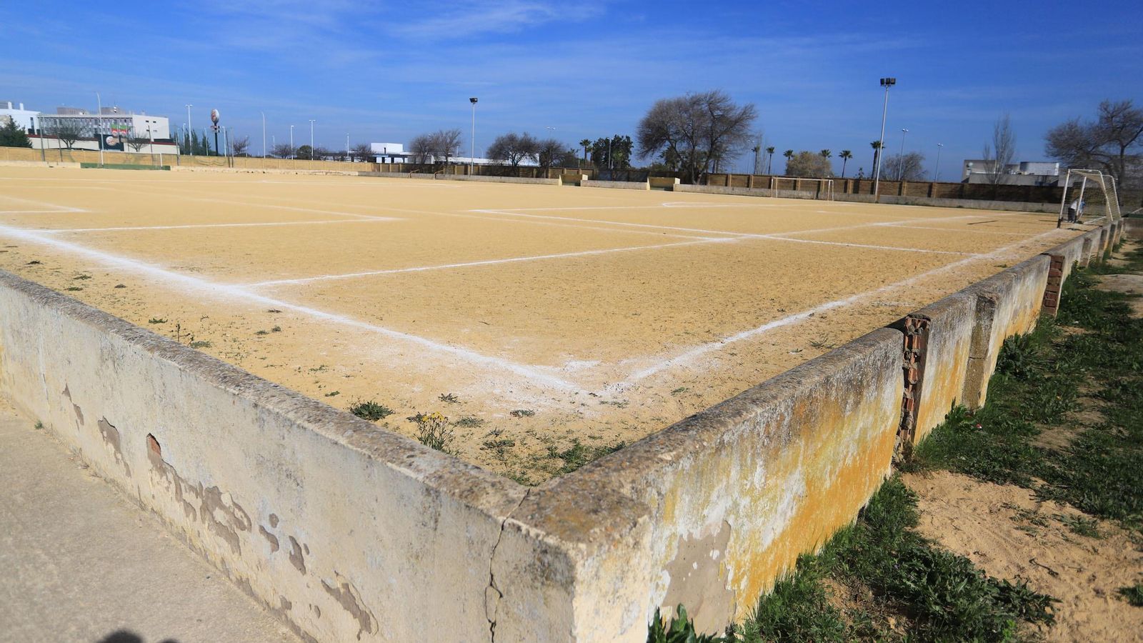 Imagen del interior del campo de fútbol de la barriada de El Torrejón.