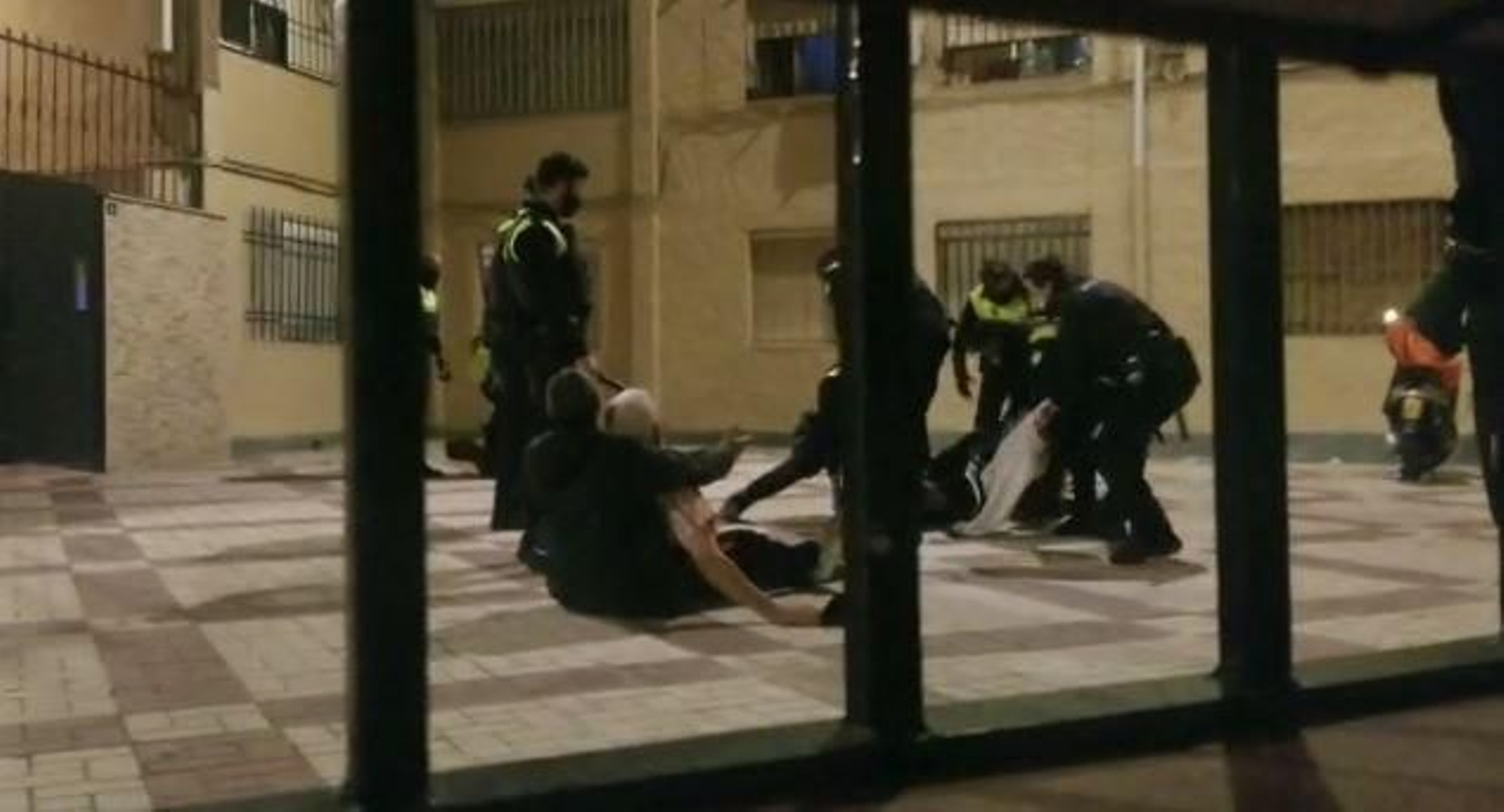 Policías locales durante la actuación en Palma Palmilla.