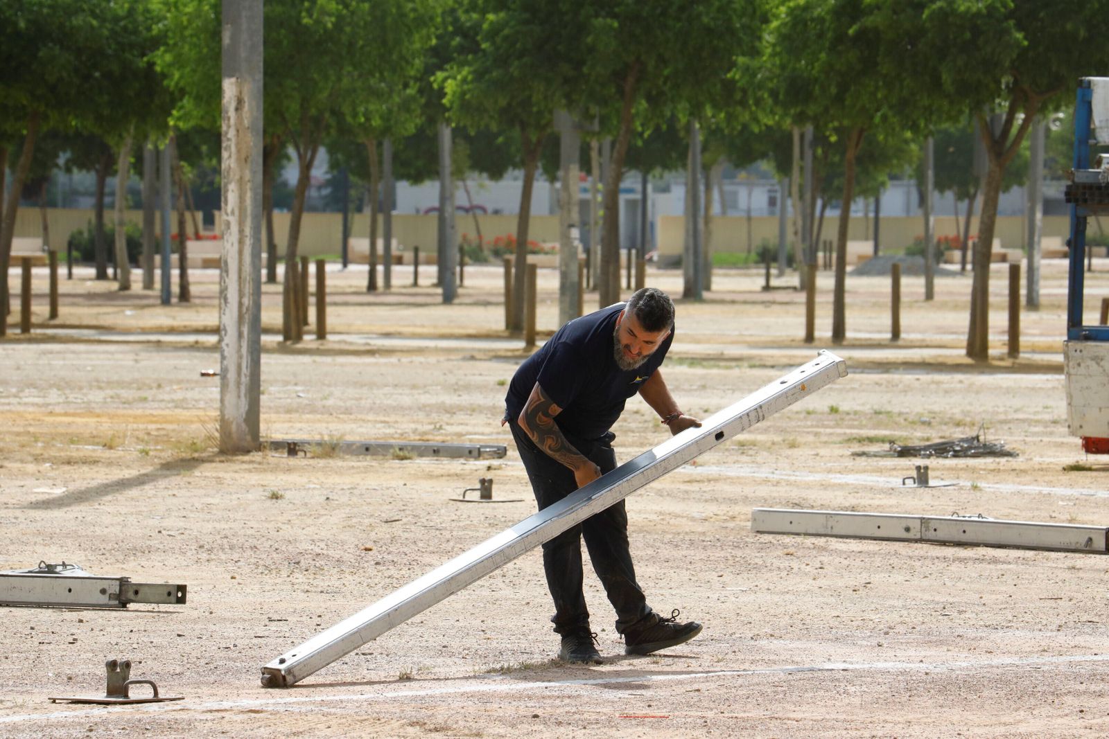 El inicio del montaje de la Feria de Córdoba en El Arenal, en imágenes