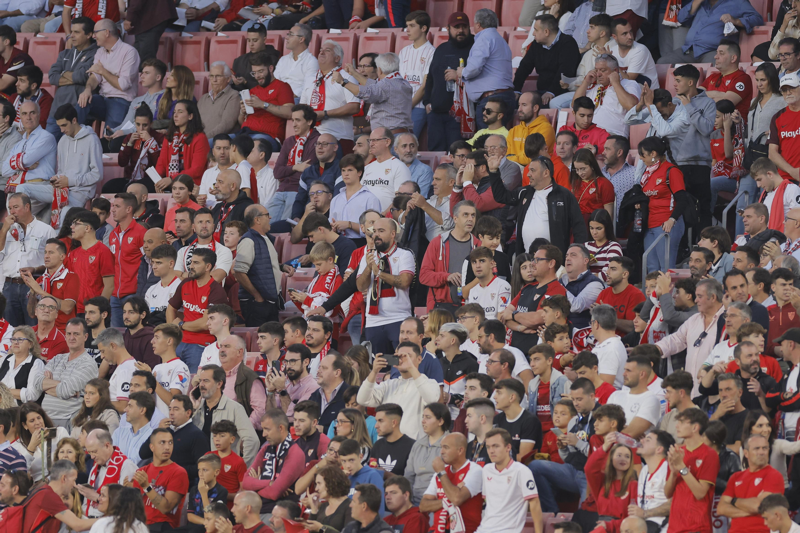 Búscate en las fotos del Sevilla-Betis