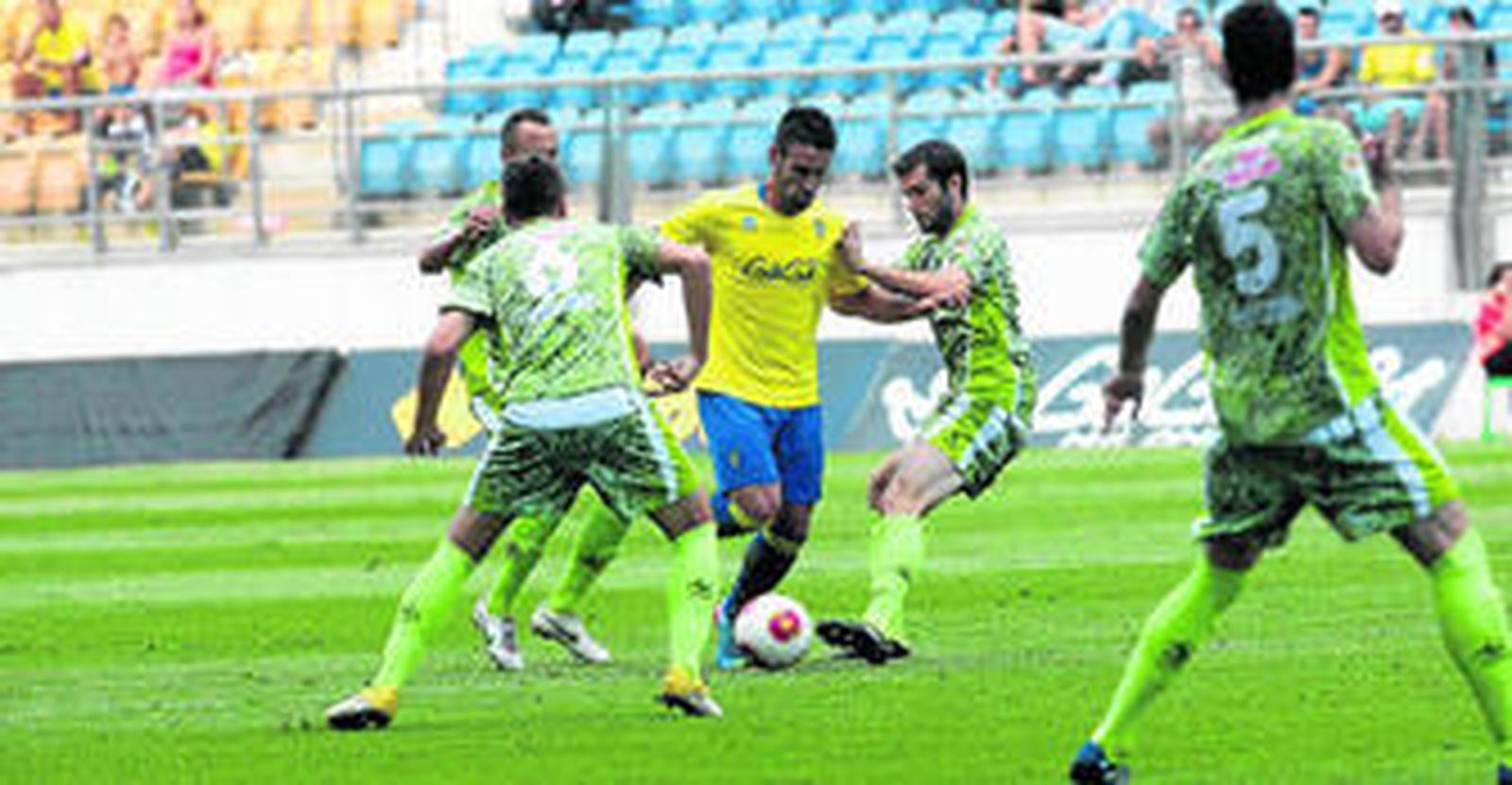 Varios jugadores de La Hoya Lorca rodean a Kike Márquez en el partido contra el Cádiz de la primera vuelta disputado en el estadio Carranza.