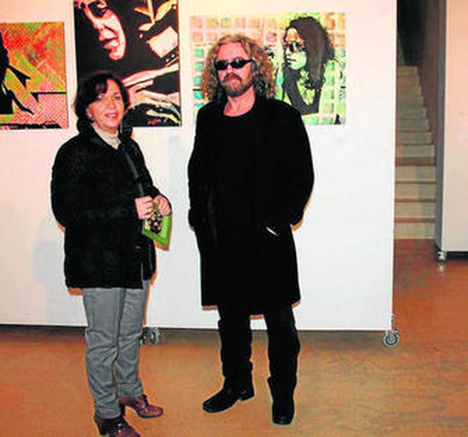 El pintor y la delegada de Cultura, ante algunas de sus obras en la muestra.