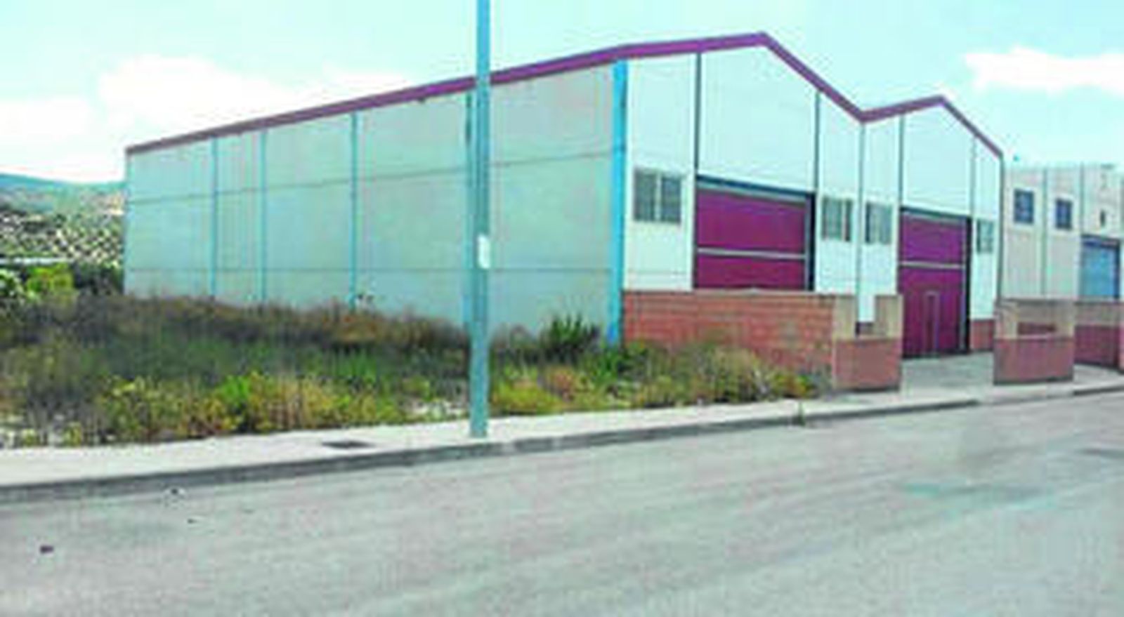 Naves ubicadas en el polígono carteyano Los Postigos, una de las cuales es propiedad de HT Emcosur.