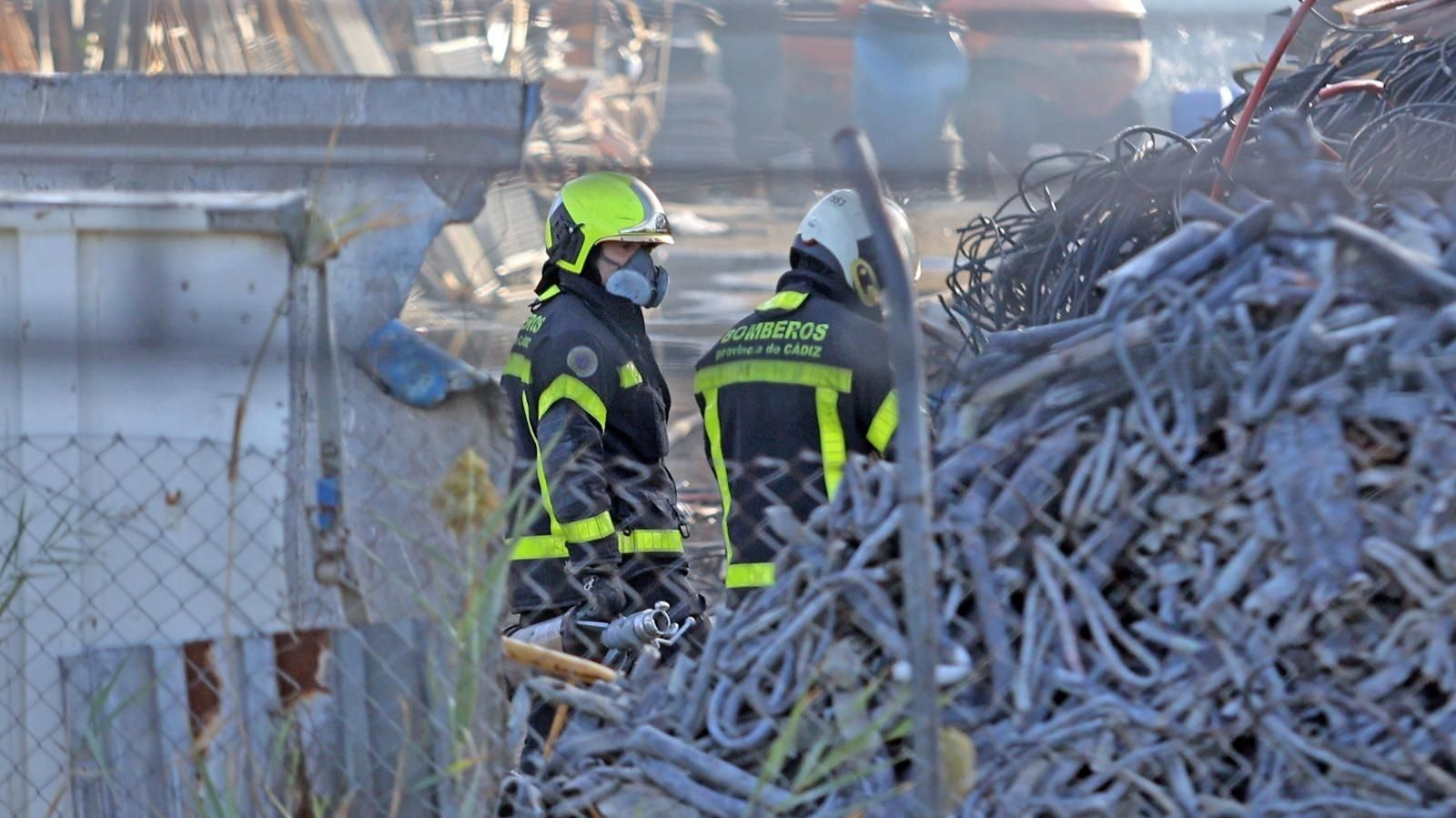 Espectacular incendio en una chatarrería de Jerez