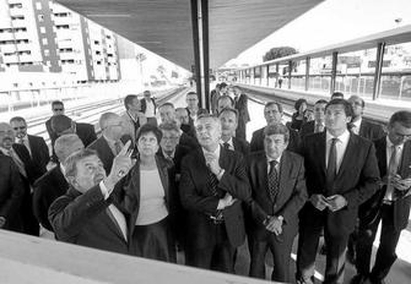 Un instante de la visita de Blanco a las instalaciones de la Estación de Algeciras, ayer.