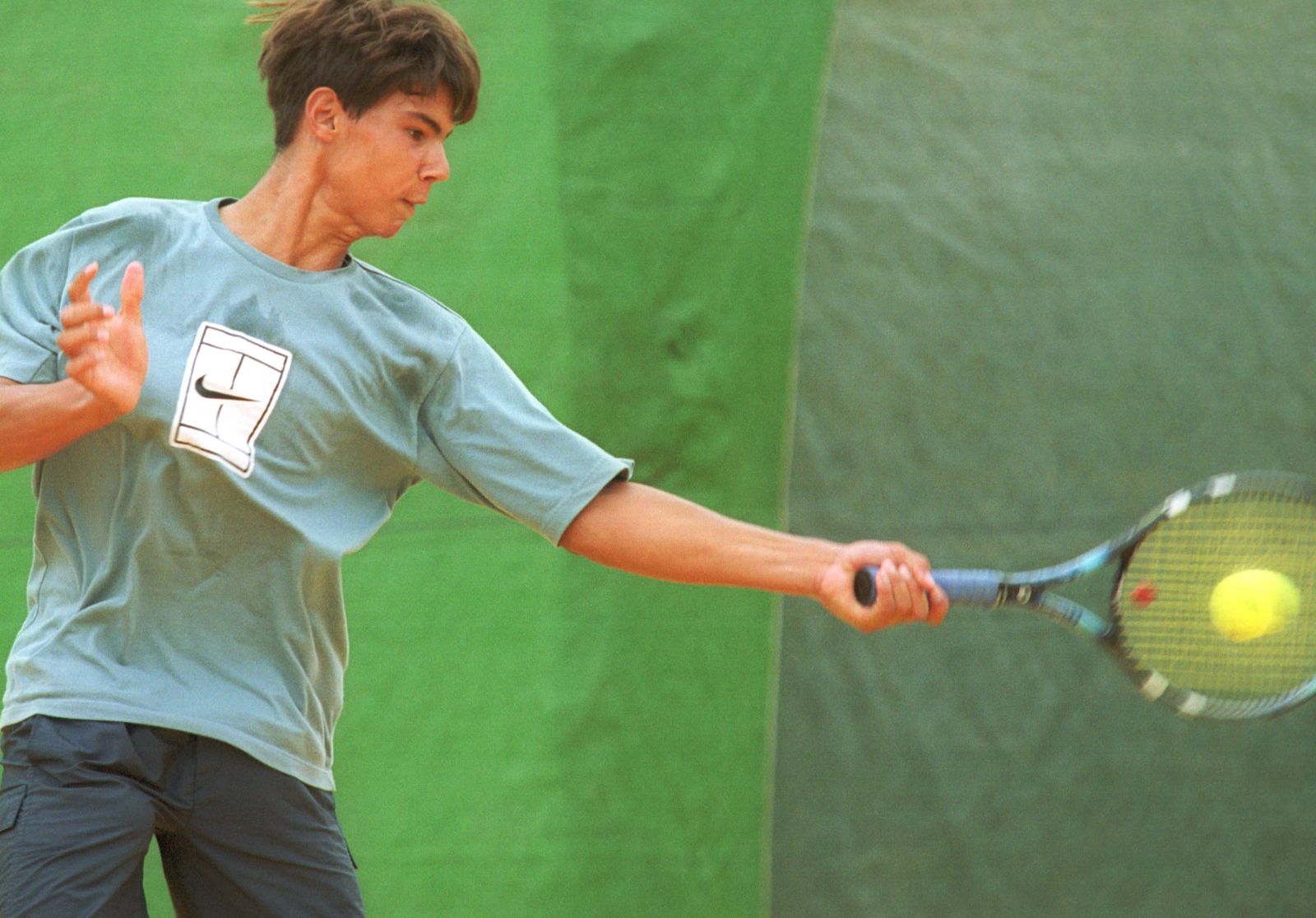 Rafael Nadal golpea la bola en 2001 en las pistas del Tenis Betis con 15 años.