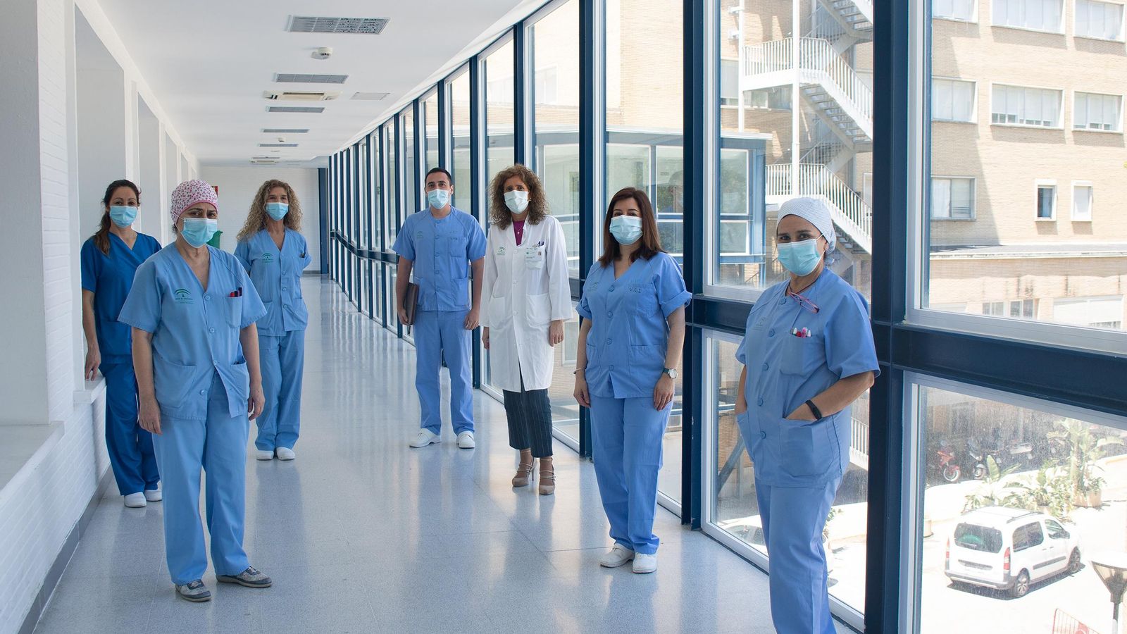 El equipo de profesionales de la UCI del Virgen del Rocío, con el doctor Ignacio Gallego, al fondo.