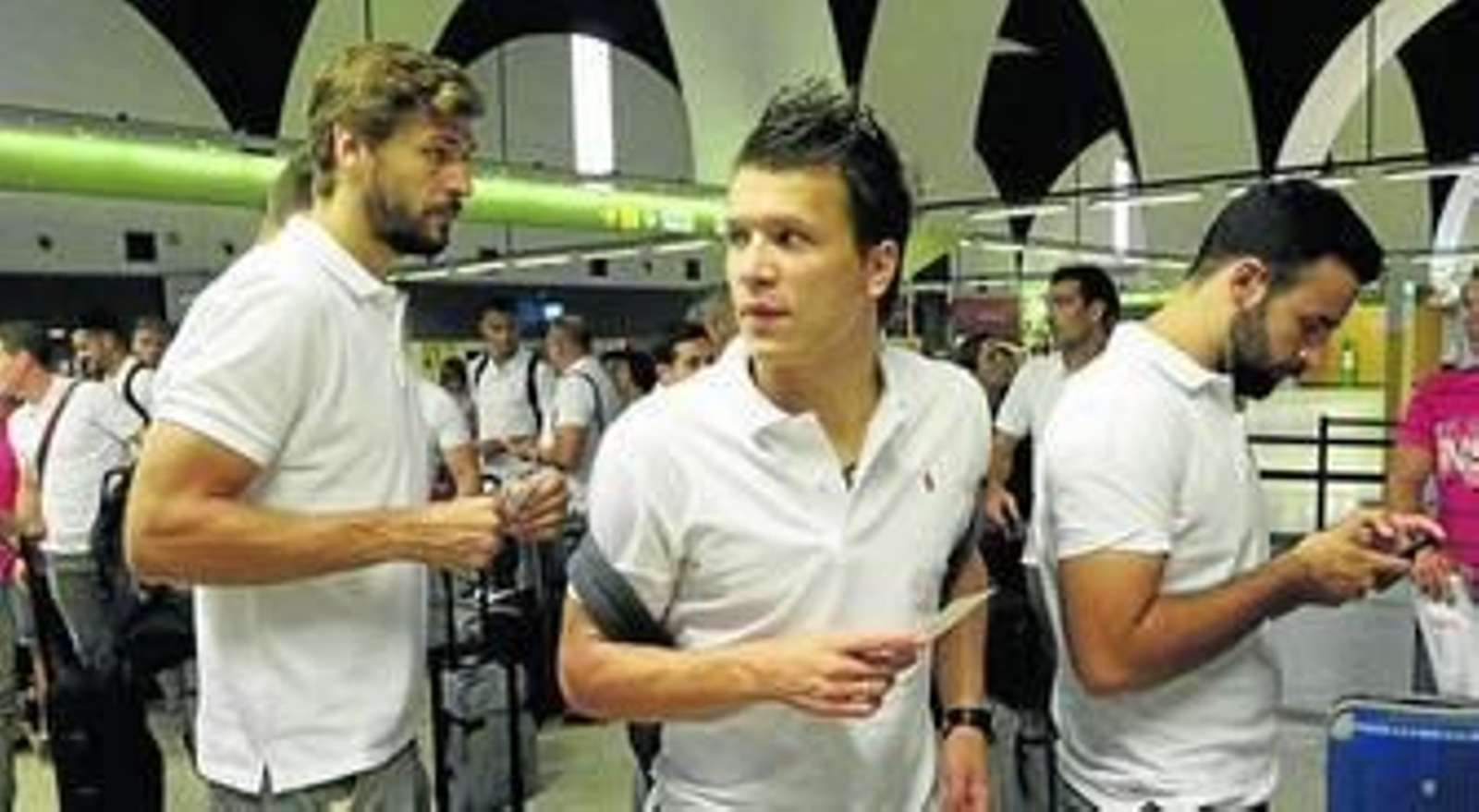 Llorente y Konoplyanka aguardan, con las tarjetas de embarque en la mano, para pasar el escáner en San Pablo.