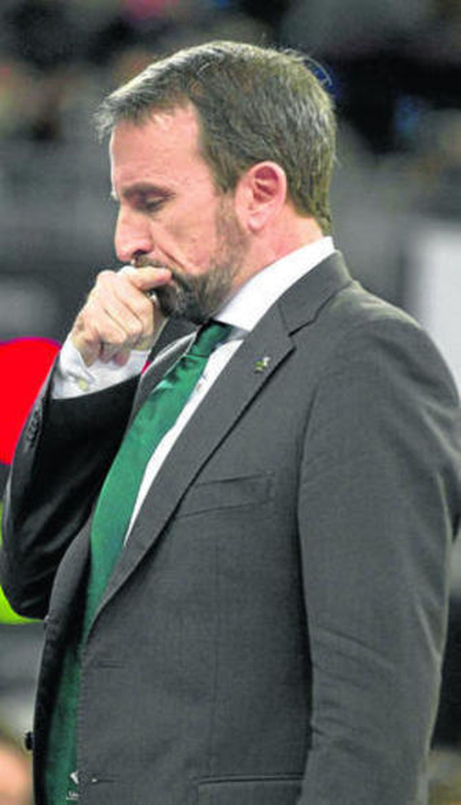 Joan Plaza, pensativo, durante el partido.