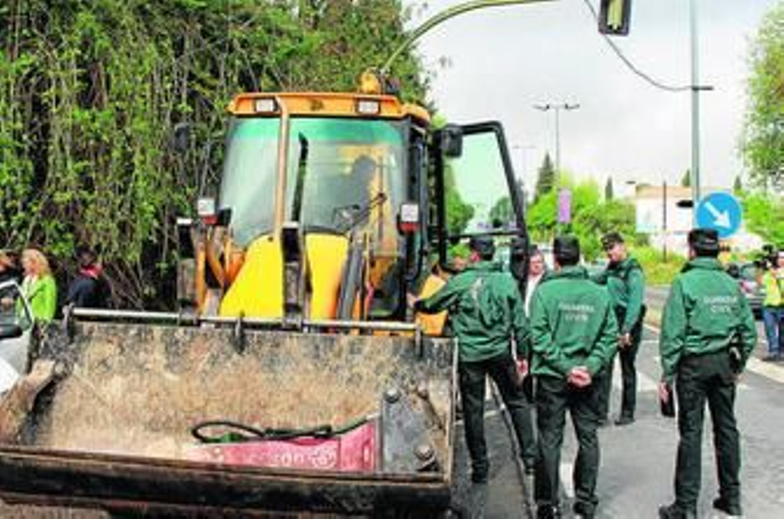 La Guardia Civil, junto a la retroexcavadora que el Ayuntamiento llevó a la zona, donde también acudió el alcalde.