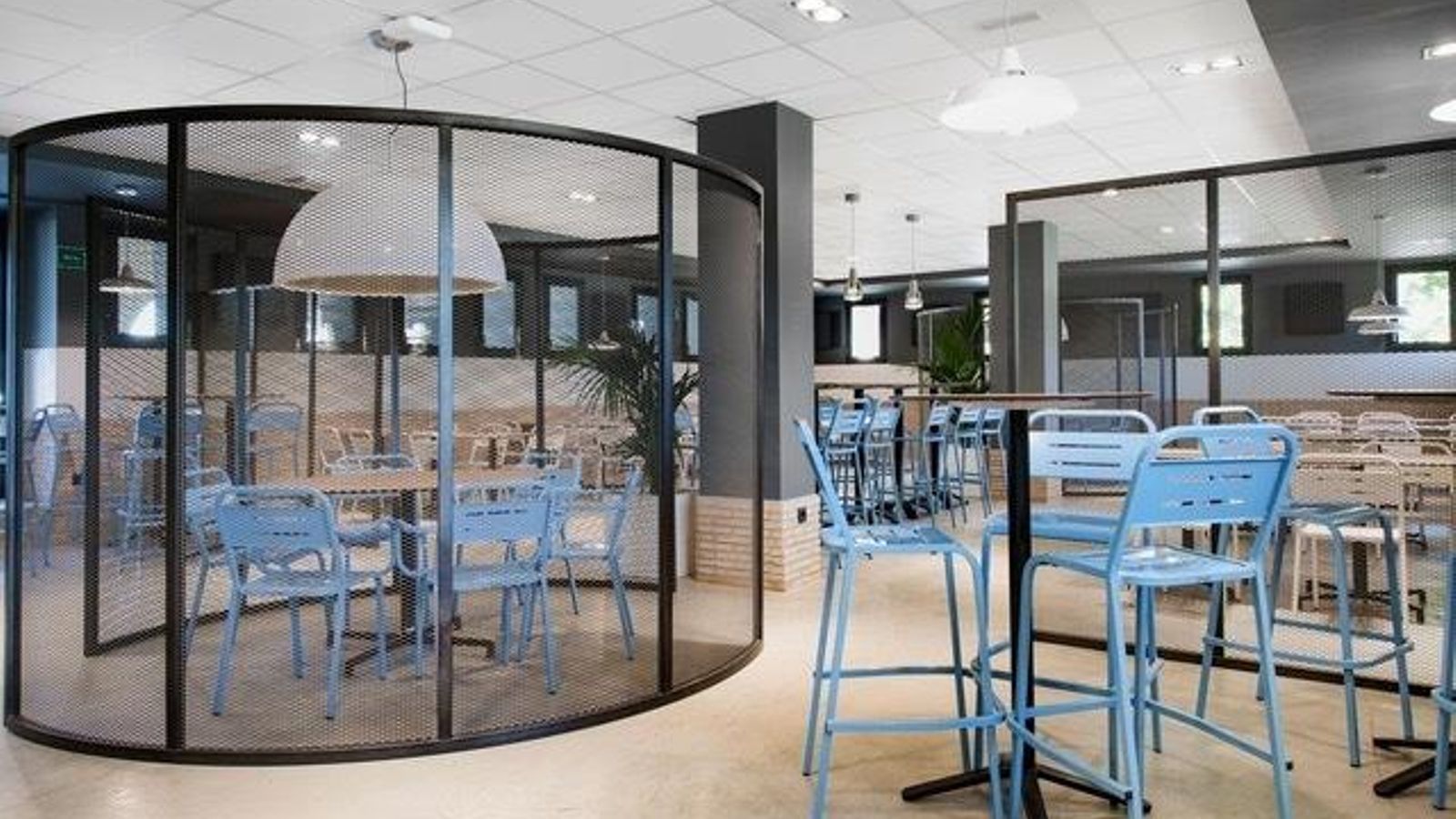Interior de la cafetería de la nueva sede de GRI Tower Sevilla.