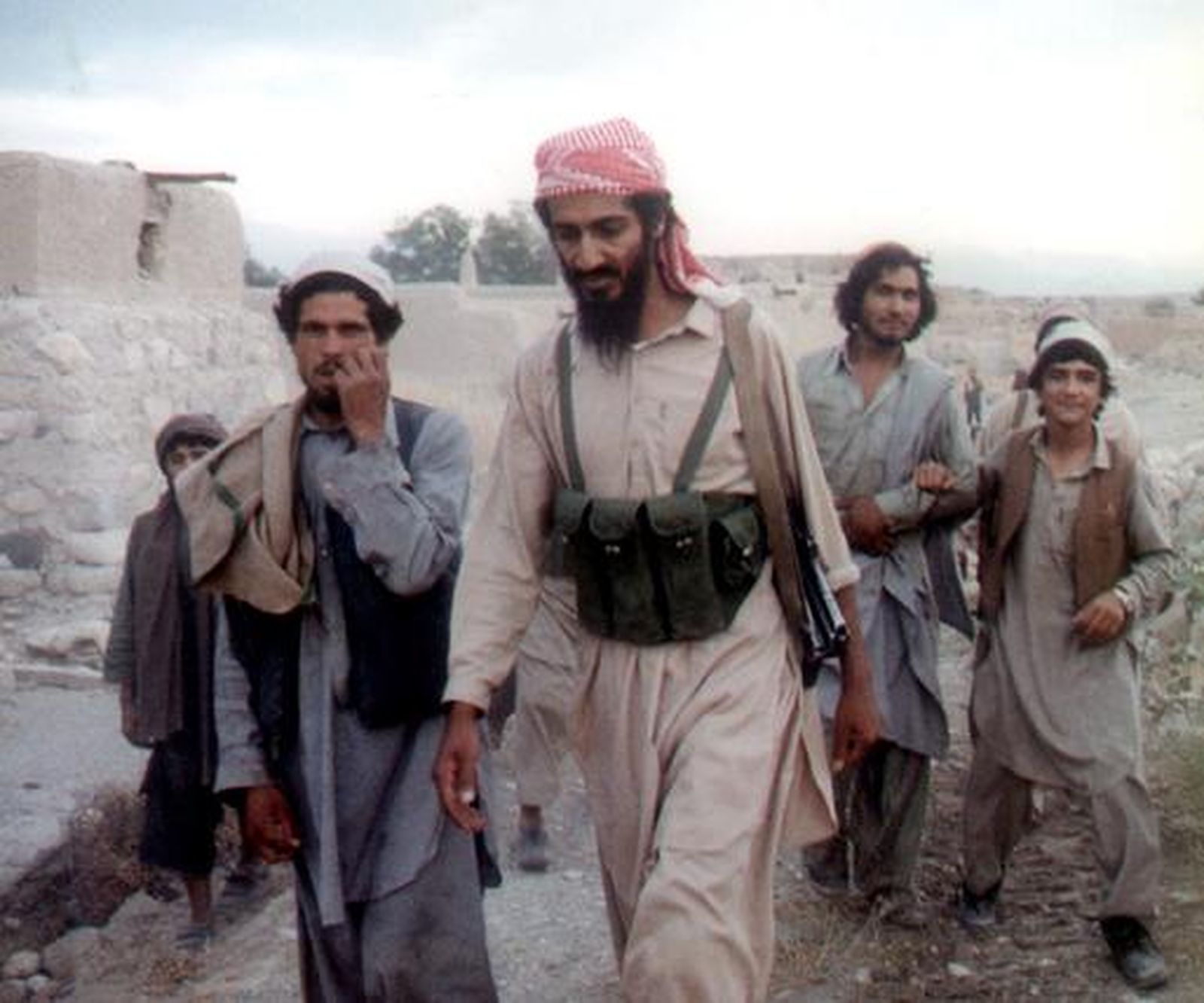Osama Ben Laden junto a un grupo de 'muyahidines' en Afganistán en 1988, cuando luchó contra los soviéticos.

Foto: AFP/Reuters/EFE