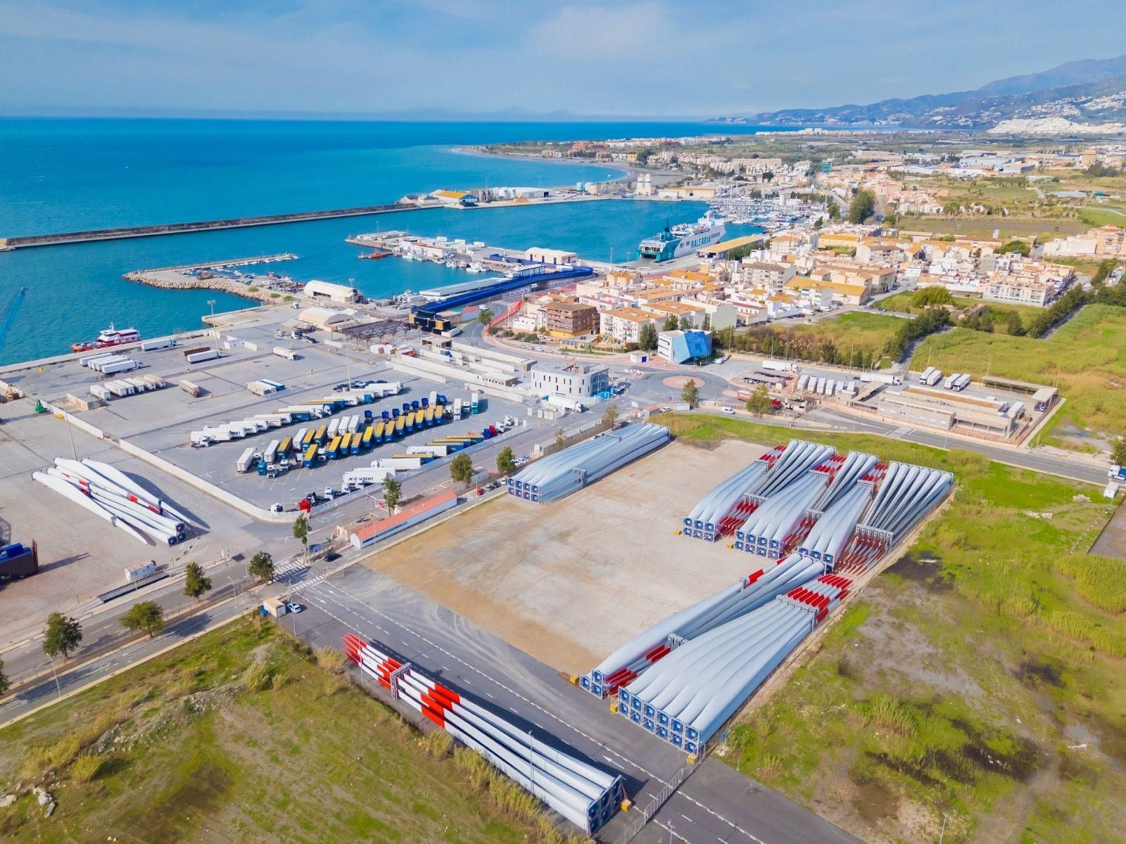 Vista aérea del Puerto de Motril con las palas eólicas