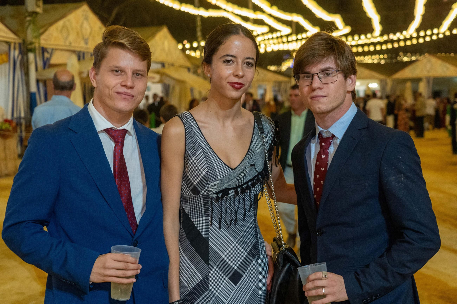 Imágenes del ambiente del ambiente de la noche del domingo en la Feria de Otoño y del Caballo 2025 de Huelva