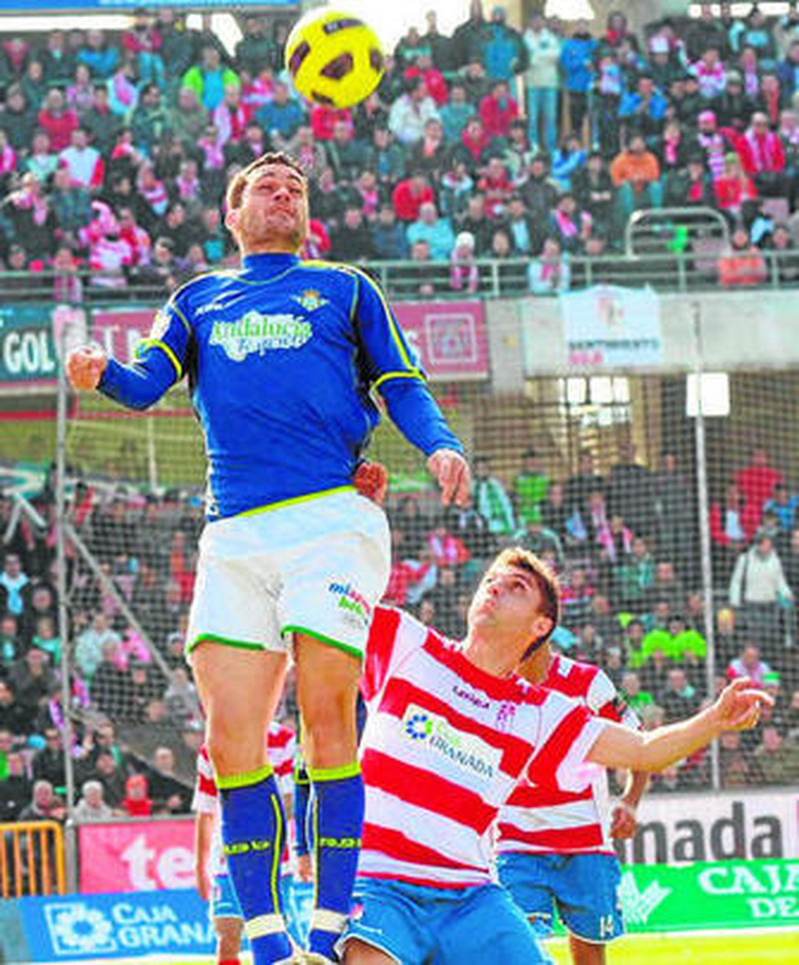 Jorge Molina se lleva un balón aéreo ante Siqueira.